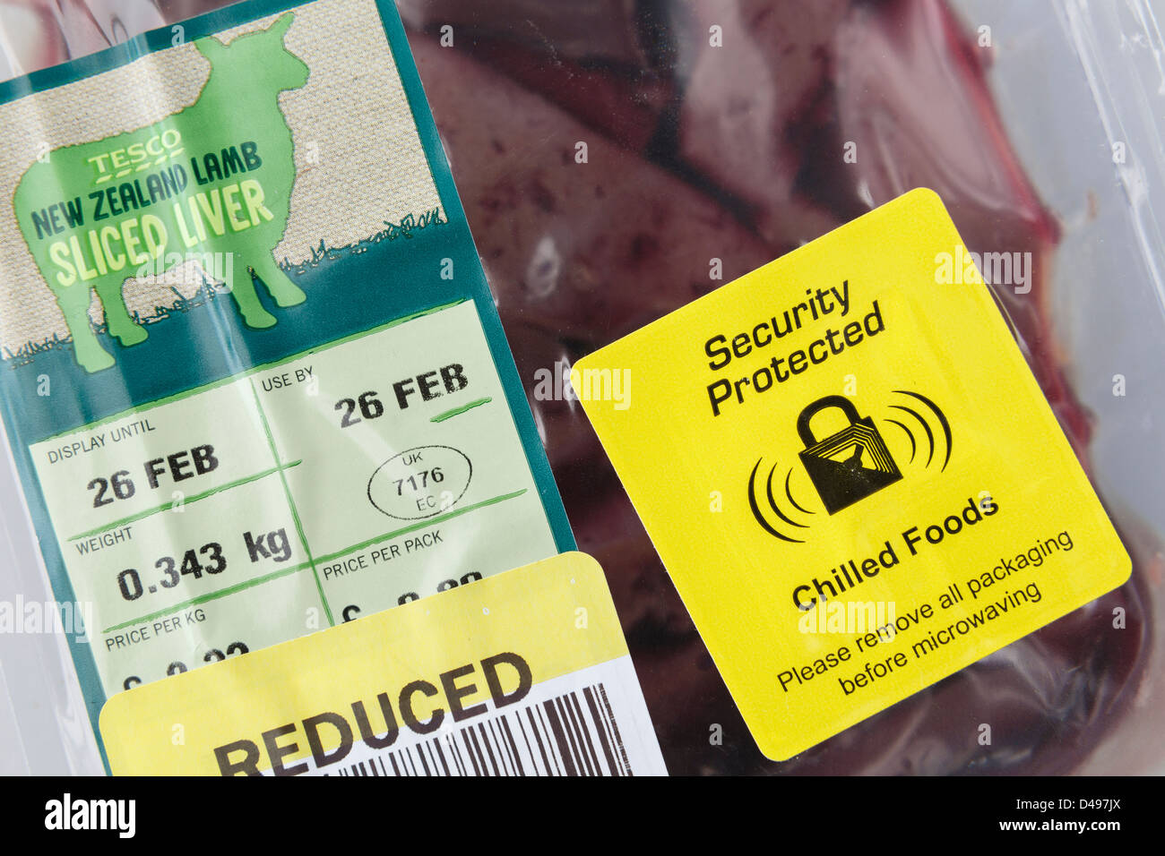 Etiqueta protegida de seguridad amarillo para los alimentos refrigerados en un paquete reducido de Nueva Zelanda Cordero rodajas frescas hígado de Tesco. Inglaterra Gran Bretaña Foto de stock