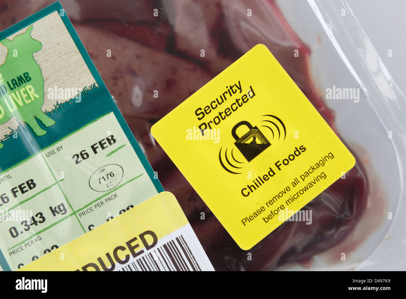 Etiqueta protegida de seguridad amarillo para los alimentos refrigerados en un paquete de cordero de Nueva Zelandia frescas rodajas de hígado Foto de stock