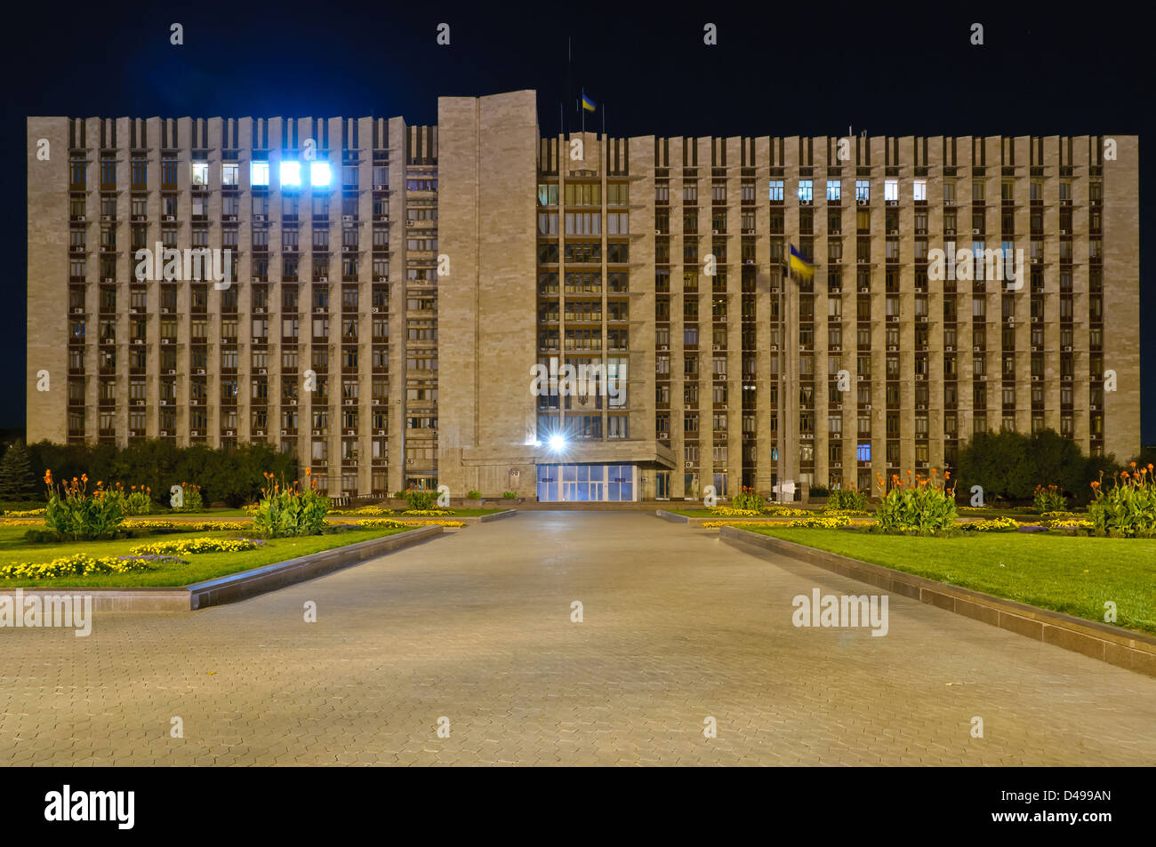 Edificio de la administración regional de Donetsk, Ucrania, en la noche Foto de stock