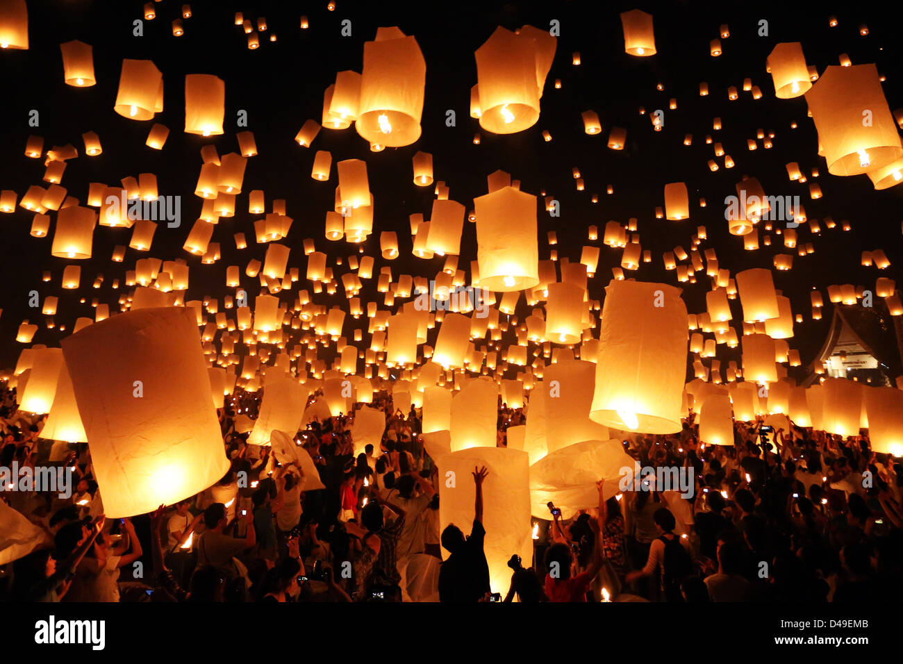 Yee Peng Sansai Linterna flotante ceremonia, parte de la LOY Kratong  celebraciones en homenaje a Buda, Maejo, Chiang Mai, Tailandia Fotografía  de stock - Alamy