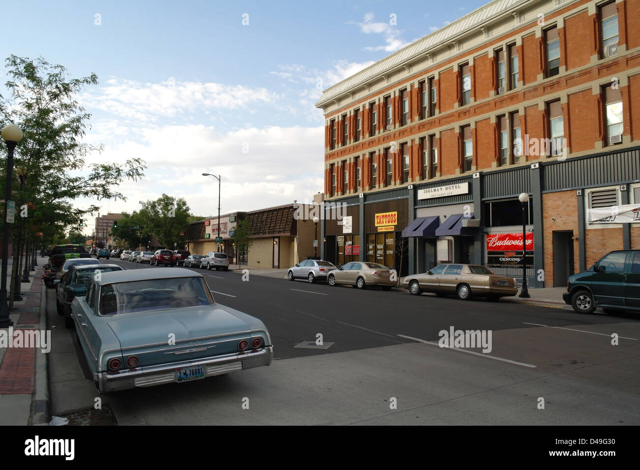 Cielo azul las nubes blancas ver vehículos estacionados, Chevrolet coche,  rojo ladrillo edificio Idelman, Carey Avenue, Cheyenne, Wyoming, EE.UU  Fotografía de stock - Alamy