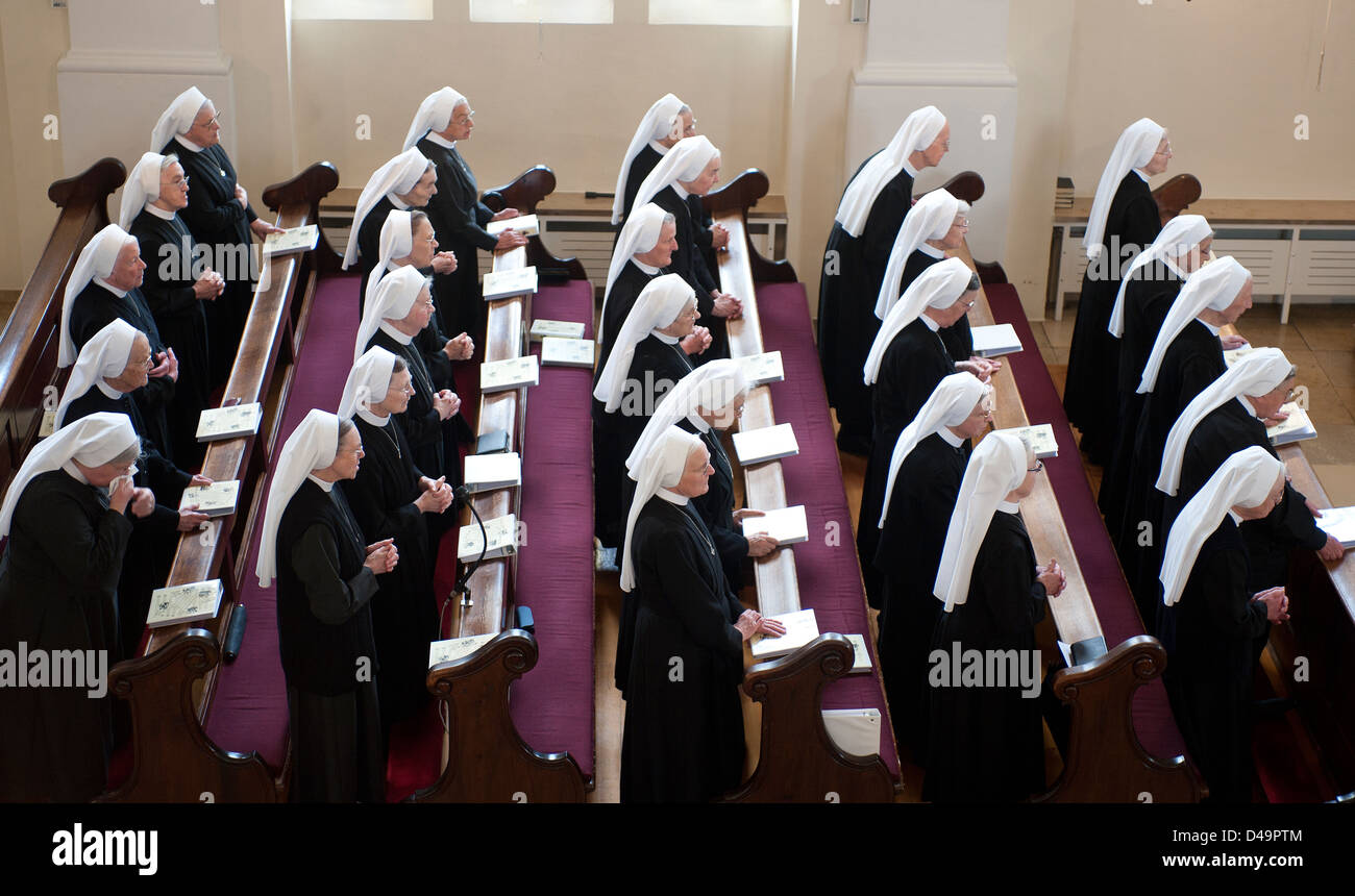 Heitersheim, Alemania, hermanas en la ceremonia fúnebre Foto de stock