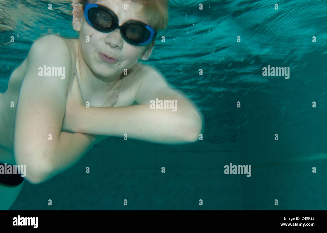 Freiburg, Alemania, boy bajo el agua en una piscina Foto de stock