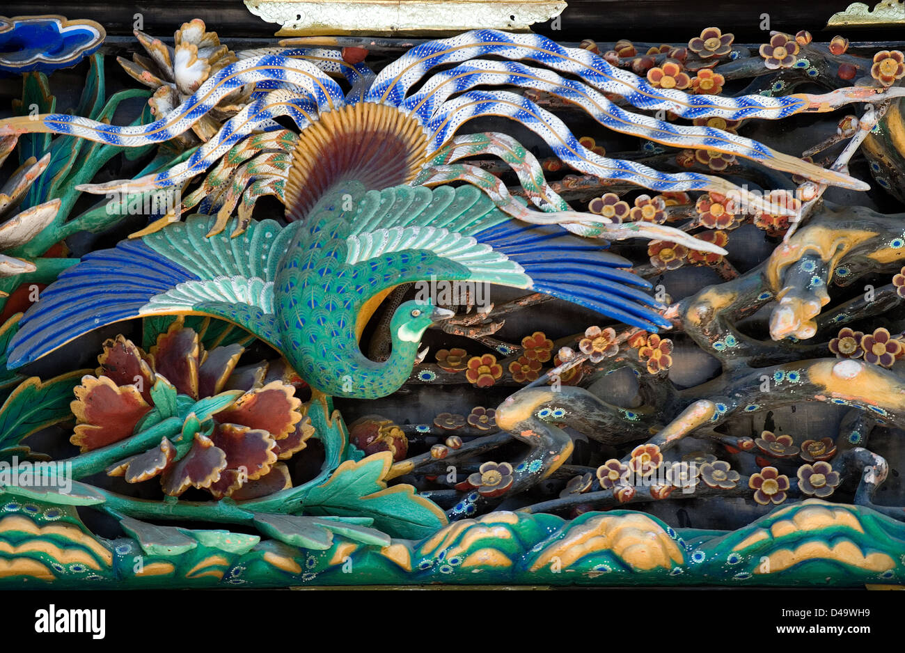 Detalle de relieve arquitectónico arte ornamental de paneles de escenas de la naturaleza en la pared del edificio Kairo Tozai al templo Toshogu, Nikko Foto de stock