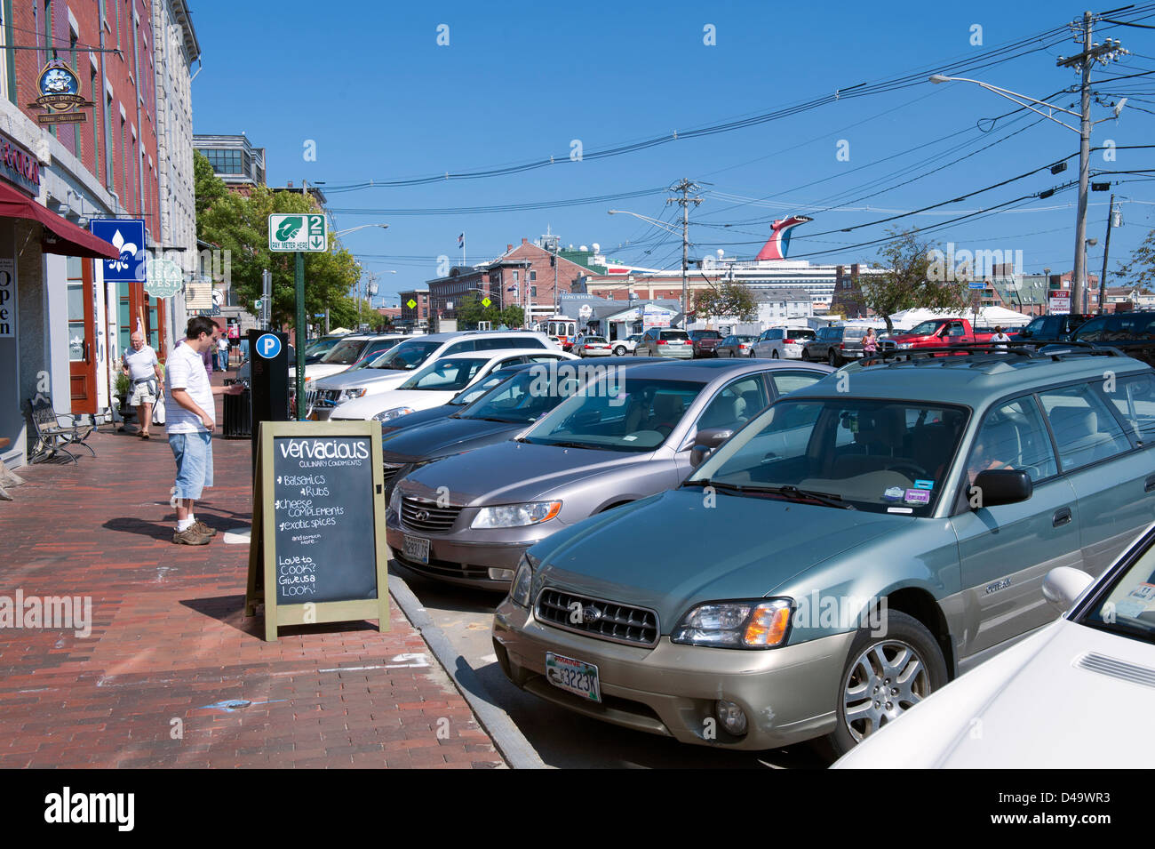 El hombre compra un ticket de aparcamiento desde un distribuidor automático en el centro de Portland, Maine, Estados Unidos. Foto de stock