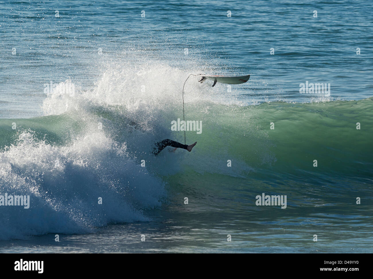 Surfer y ola. Foto de stock
