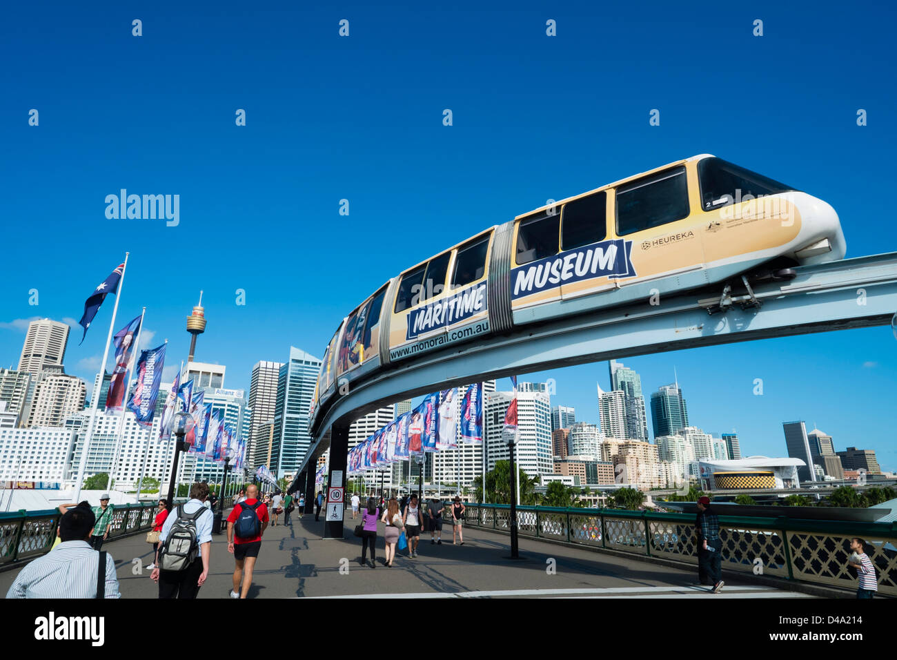 Tren monorail en bahía Darling Sydney Australia Foto de stock
