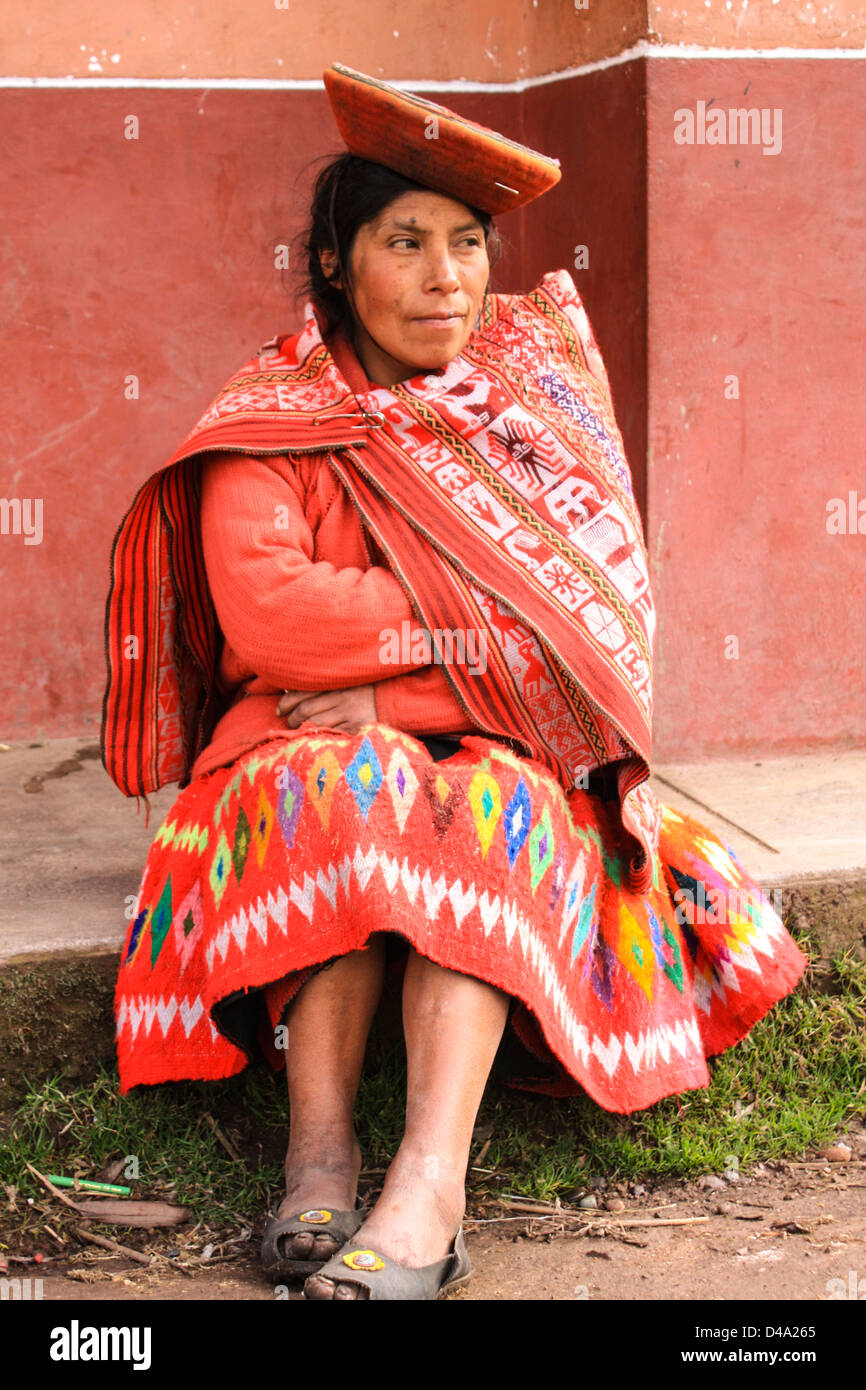 Mujer Peruana en ropa tradicional, cerca de Cuzco, Perú Fotografía de stock  - Alamy