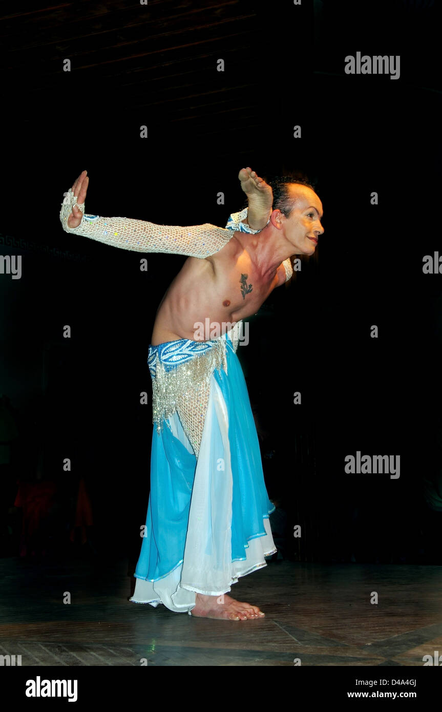 Sí, los hombres bailan la danza del vientre