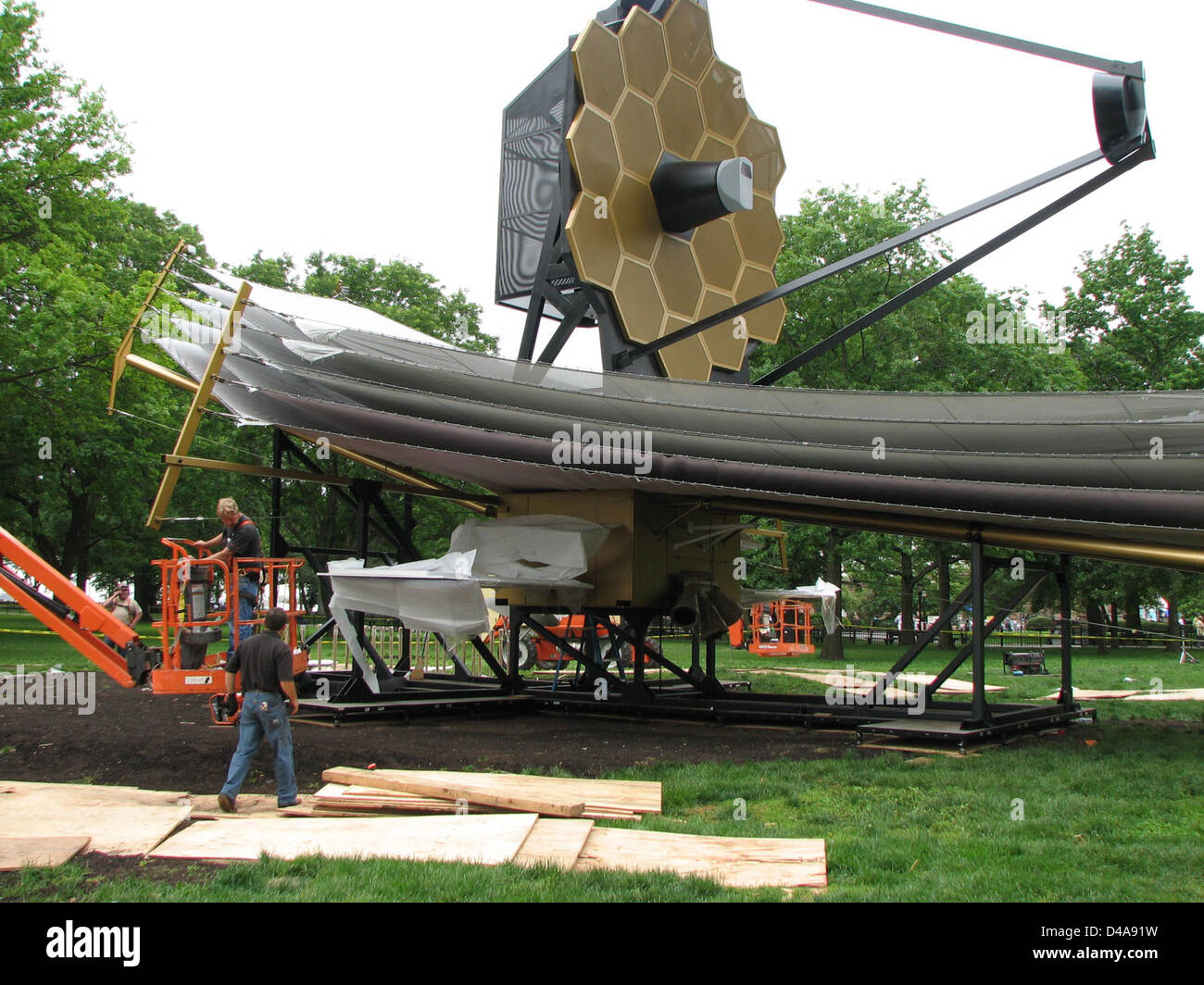 La construcción del Telescopio Espacial James Webb modelo a escala completa  en Battery Park Fotografía de stock - Alamy
