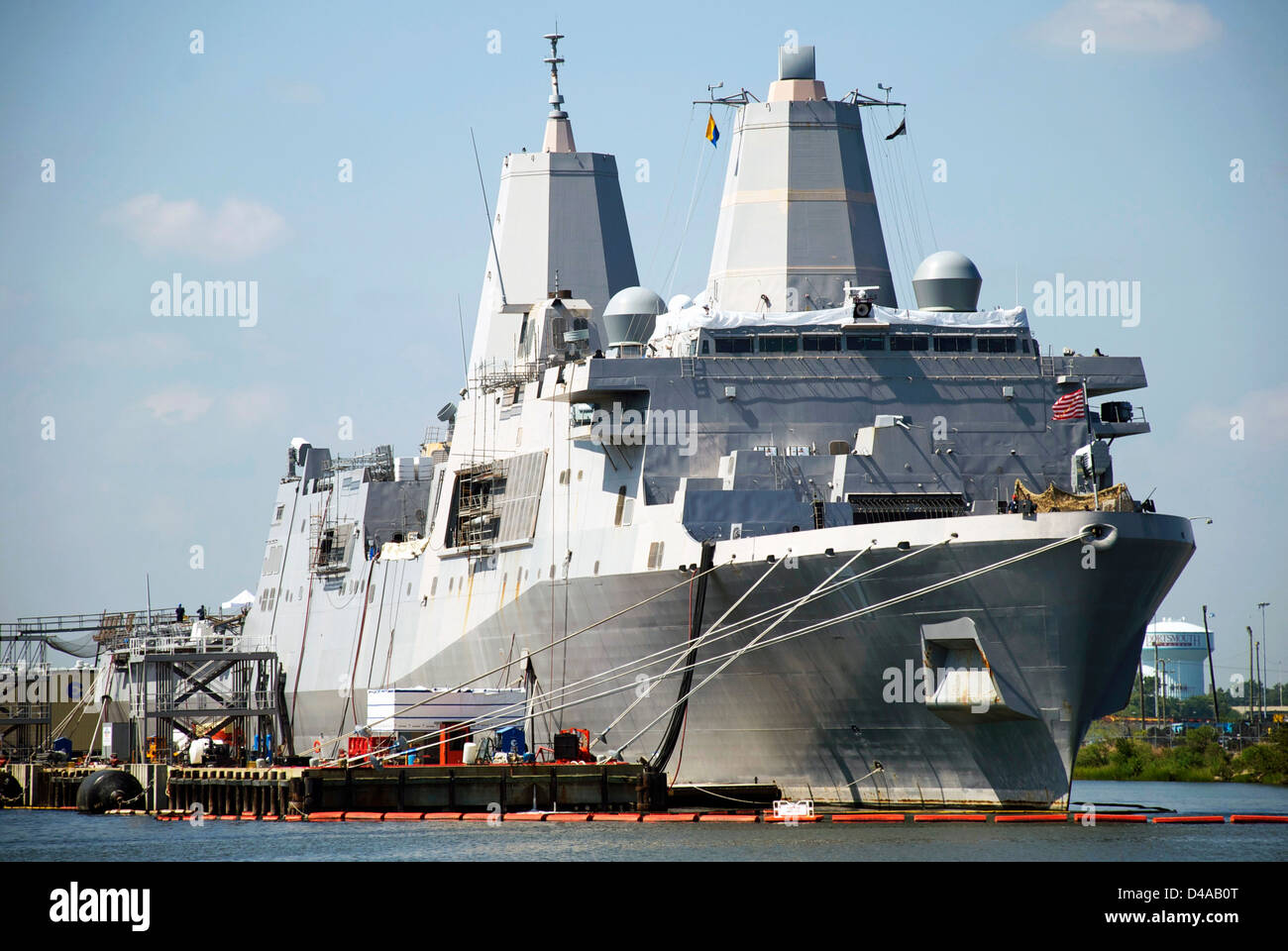 El USS San Antonio (LPD 17), un buque anfibio de transporte portuario, se somete a reparaciones en un astillero de Portsmouth, Virginia. Foto de stock