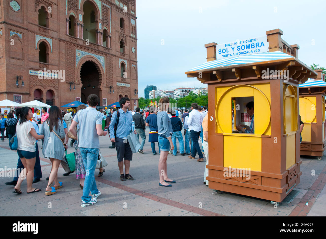 La gente comprando entradas para las corridas de toros. La Plaza de Toros  de Las Ventas, Madrid, España Fotografía de stock - Alamy