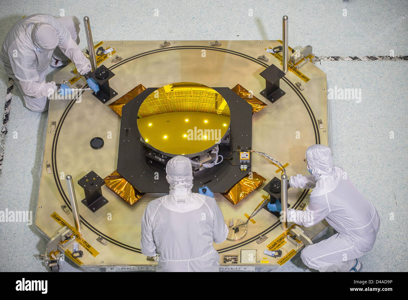 Ingenieros motor En expansión Webb del telescopio de espejo secundario parece un sol gigante Fotografía  de stock - Alamy