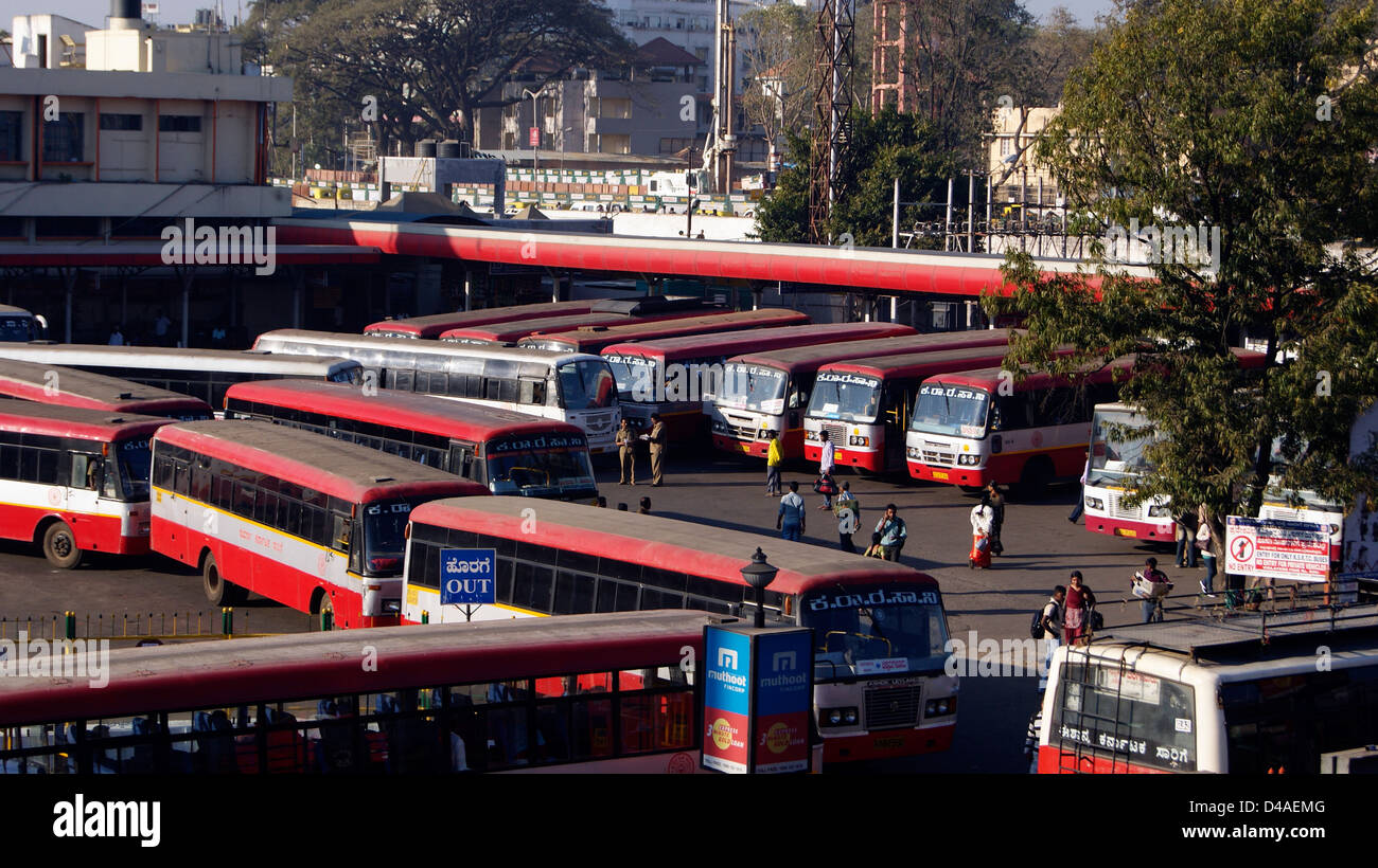 Cruce la estación de autobuses de la ciudad de Bangalore ( Bus Stand