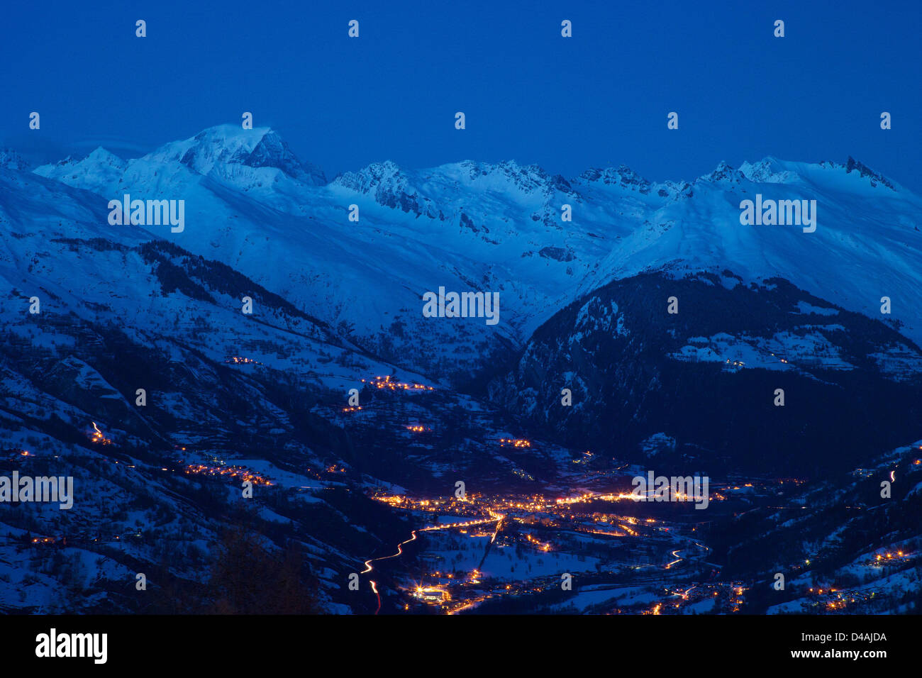 Bourg-Saint-Maurice y el Mont Blanc en la noche de La Plagne, Les Coches, Savoie, Francia, Europa Foto de stock