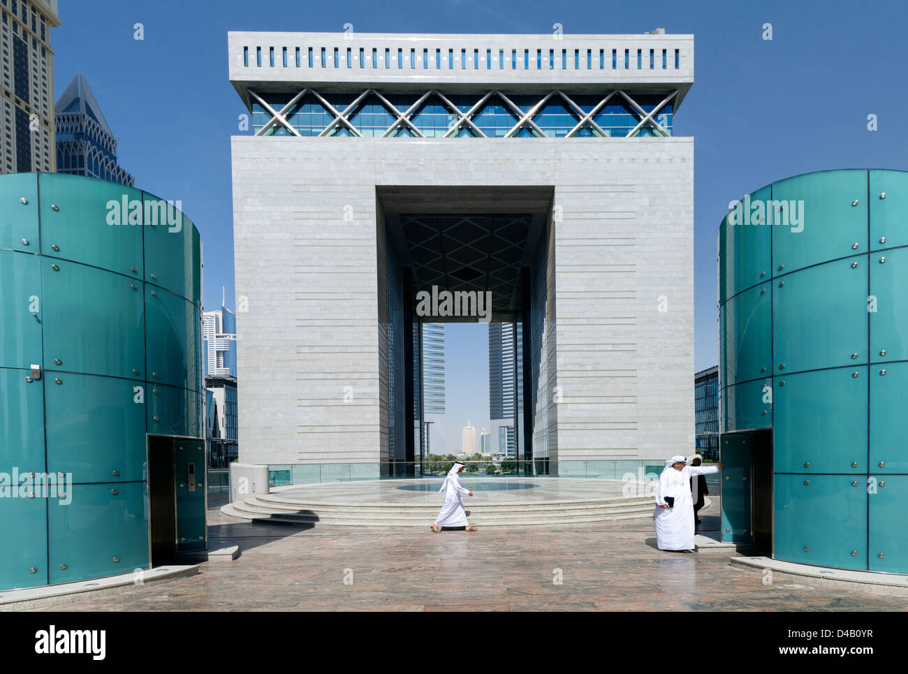 La puerta edificio en DIFC o el Centro Financiero Internacional de Dubai en Dubai, Emiratos Árabes Unidos EMIRATOS ÁRABES UNIDOS ORIENTE MEDIO Foto de stock