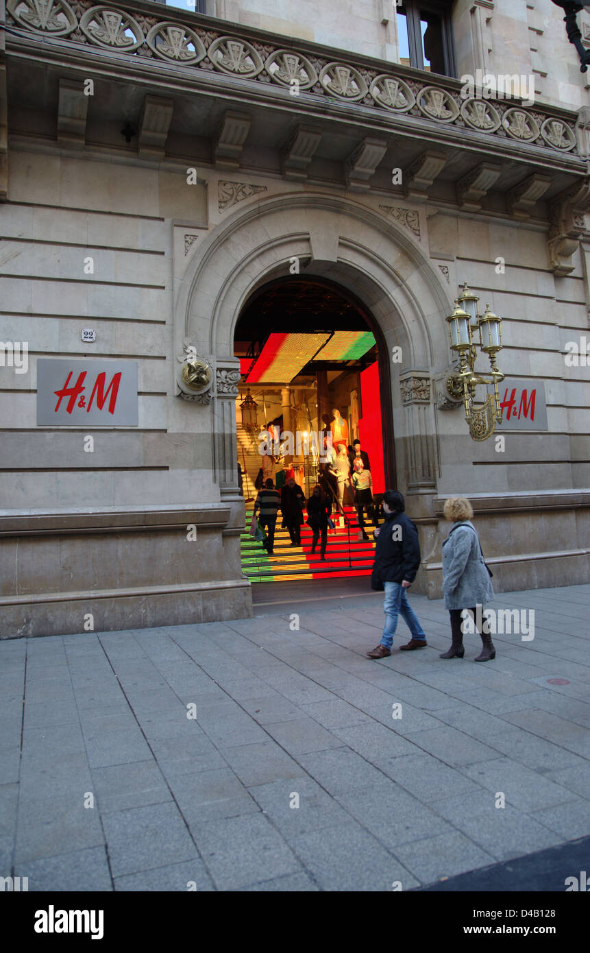 Entrada colorida de H&M en Portal de l'Àngel, la calle más comercial de  Barcelona Fotografía de stock - Alamy