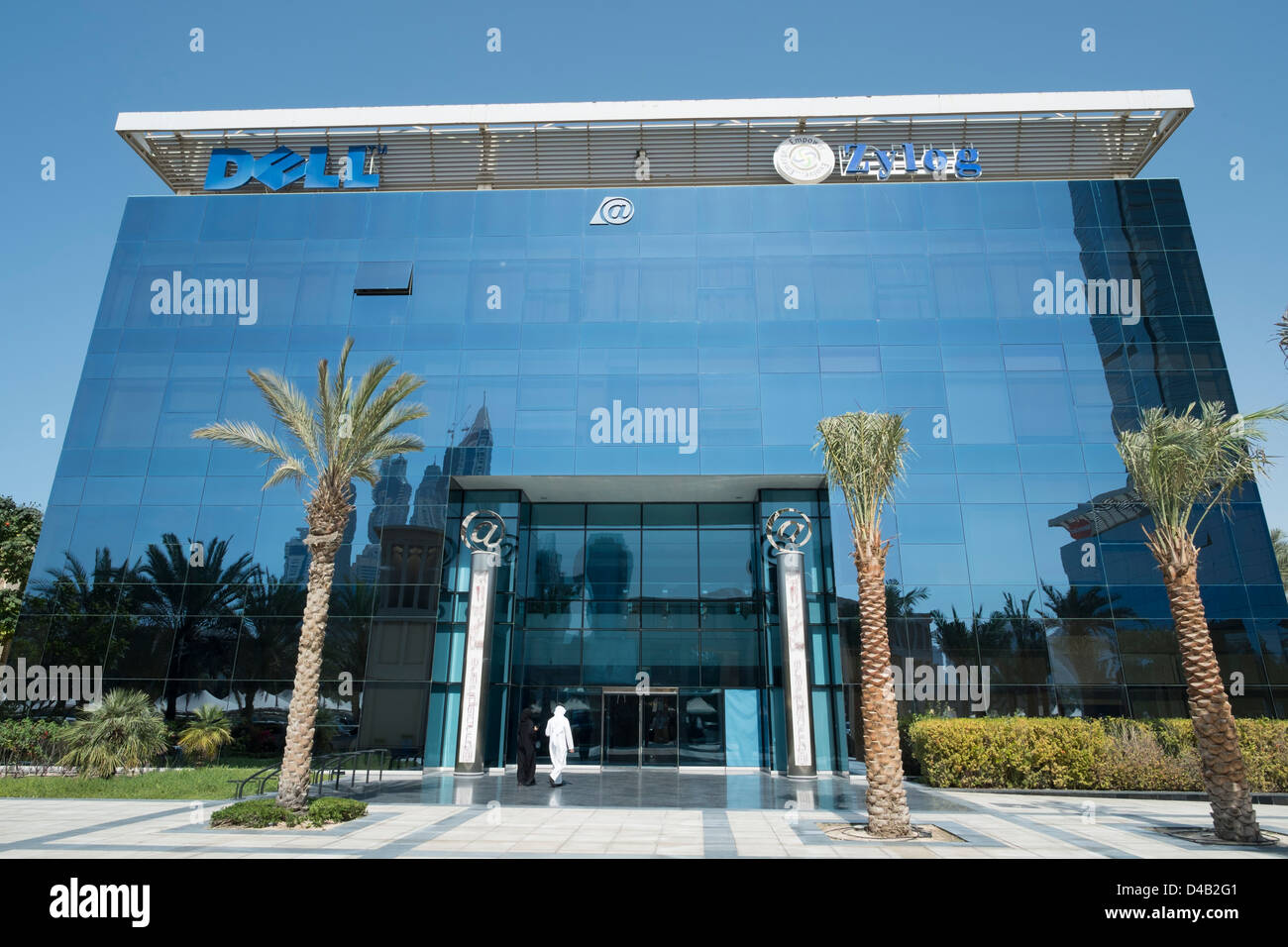 Entrada al edificio de oficinas en la ciudad de Internet de Dubai, en los Emiratos Árabes Unidos, EAU Foto de stock