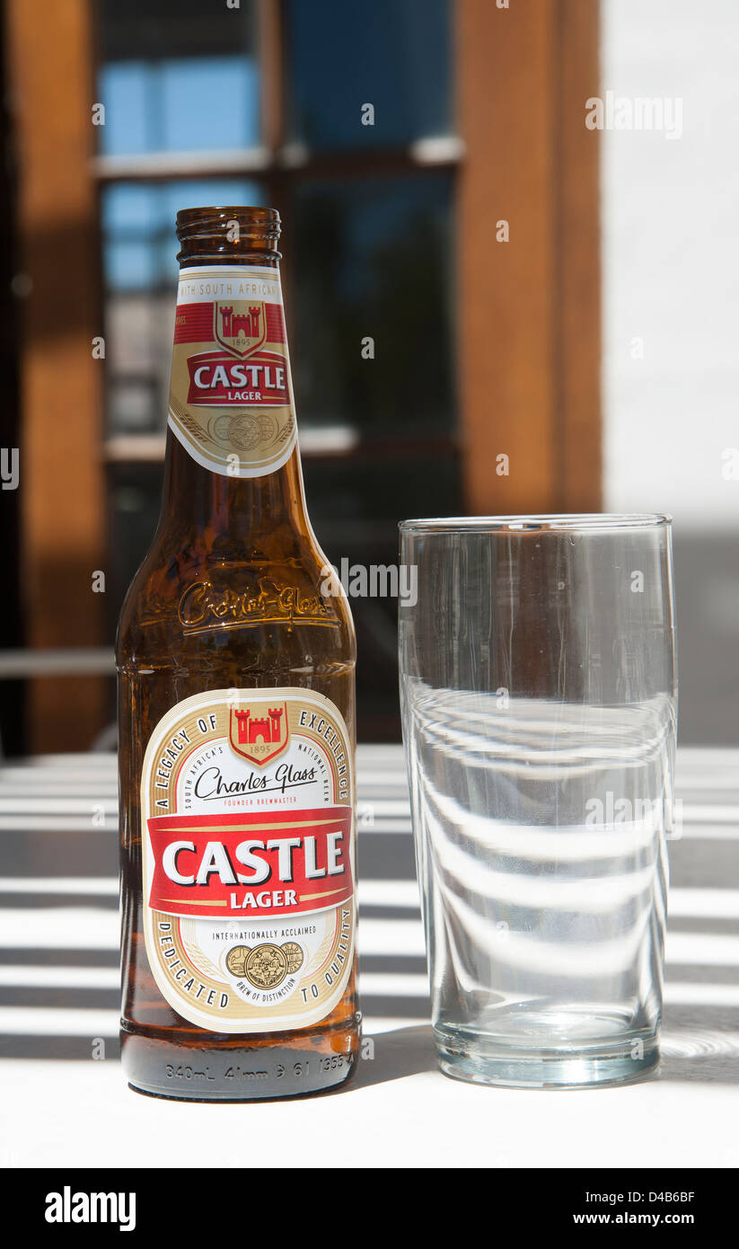 Castle Lager Una cerveza popular de Sudáfrica Foto de stock