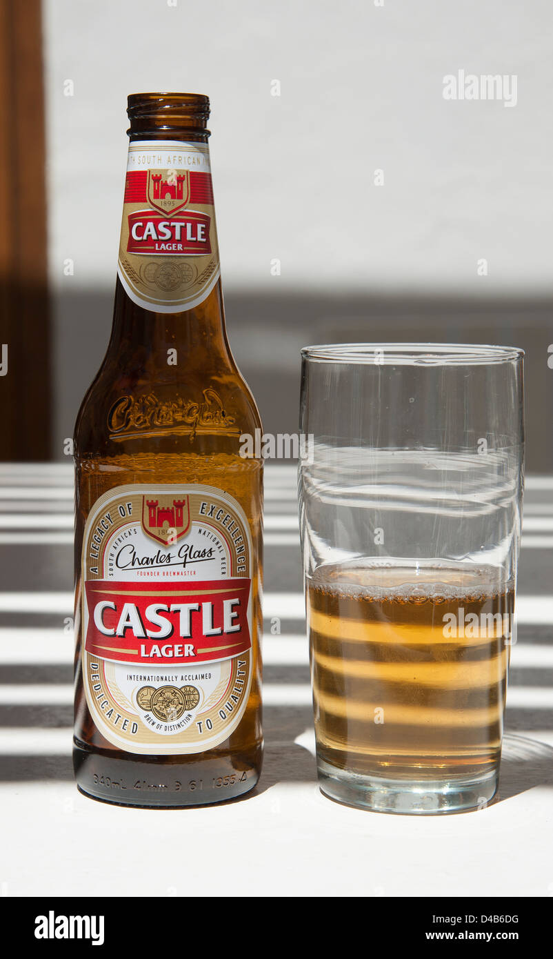 Castle Lager Una cerveza popular de Sudáfrica Foto de stock