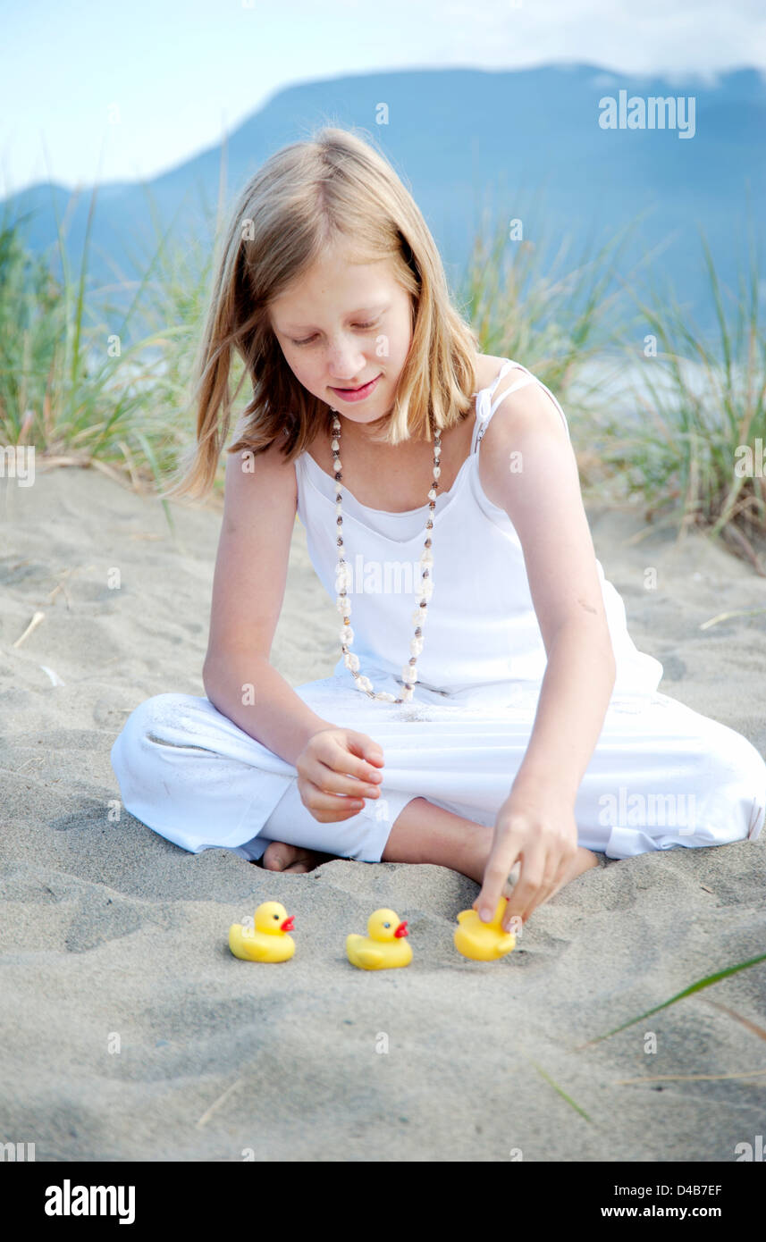 Joven sentado en la playa poner los patos en una fila Fotografía de stock -  Alamy