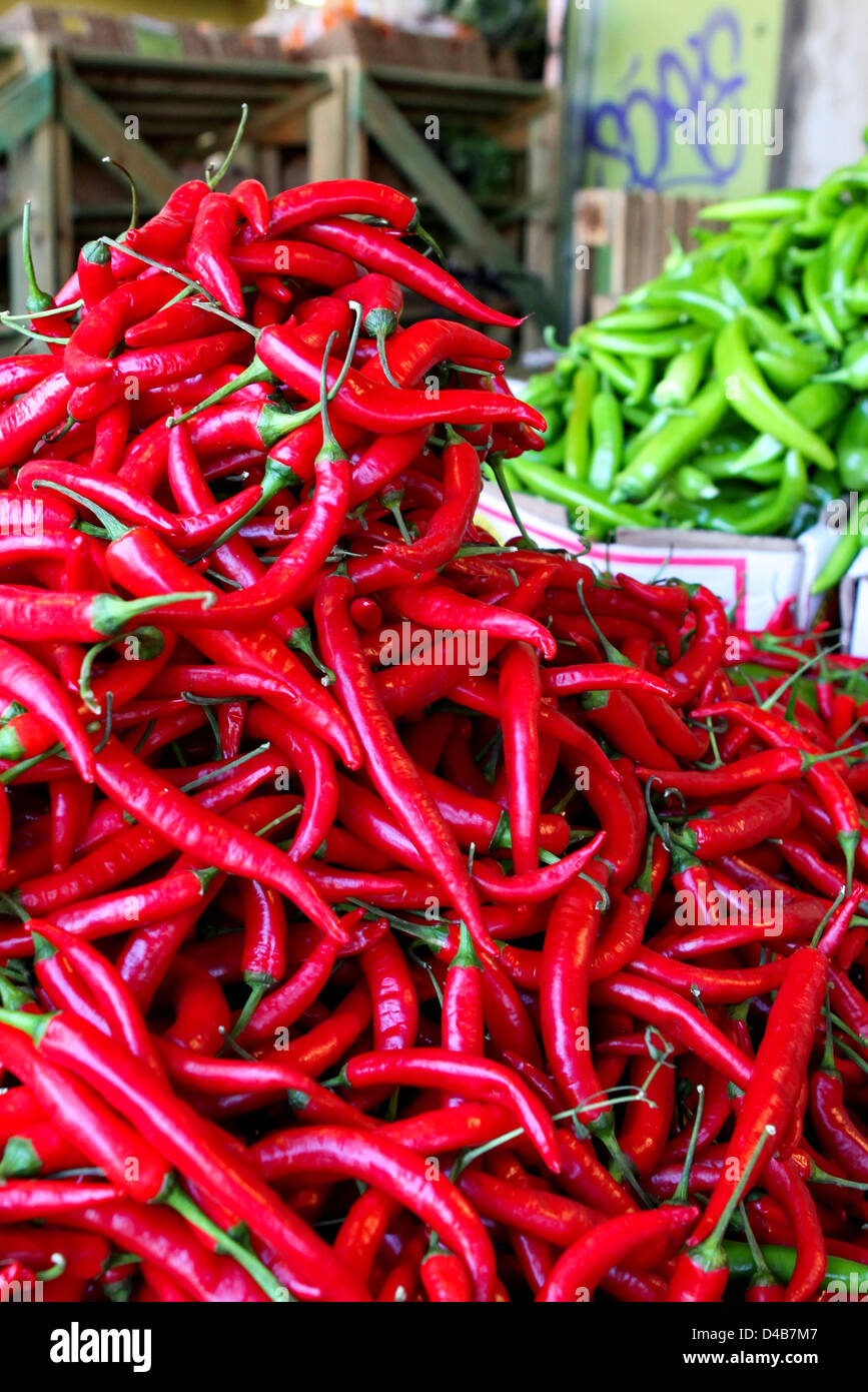 Puesto de venta de red hot chili peppers fotografiados en el mercado Carmel, Tel Aviv, Israel Foto de stock
