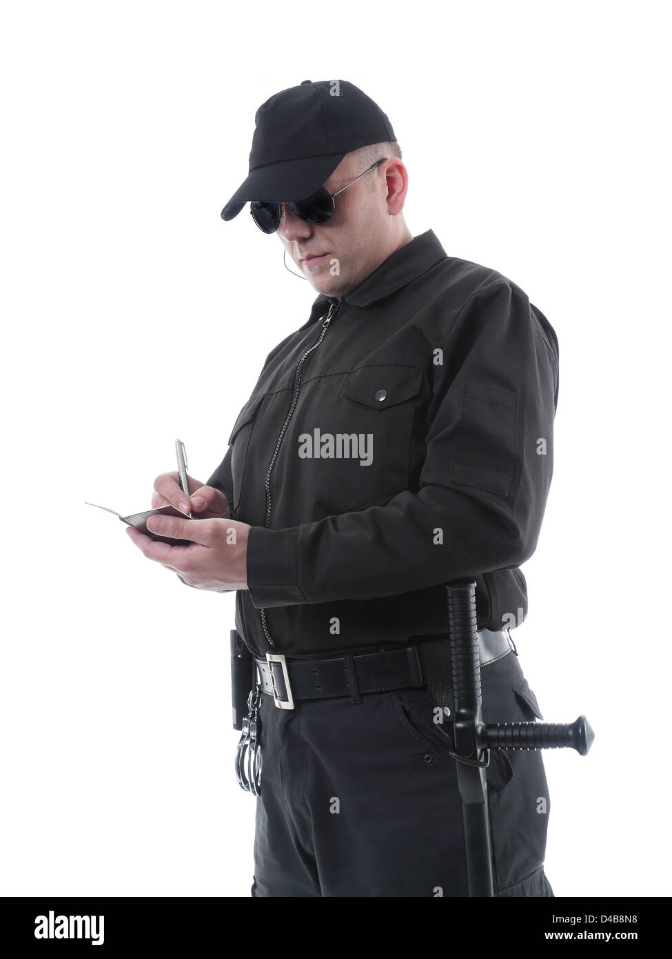 Policías vestidos de uniforme negro y gafas tomando notas en el portátil, rodada en blanco Foto de stock