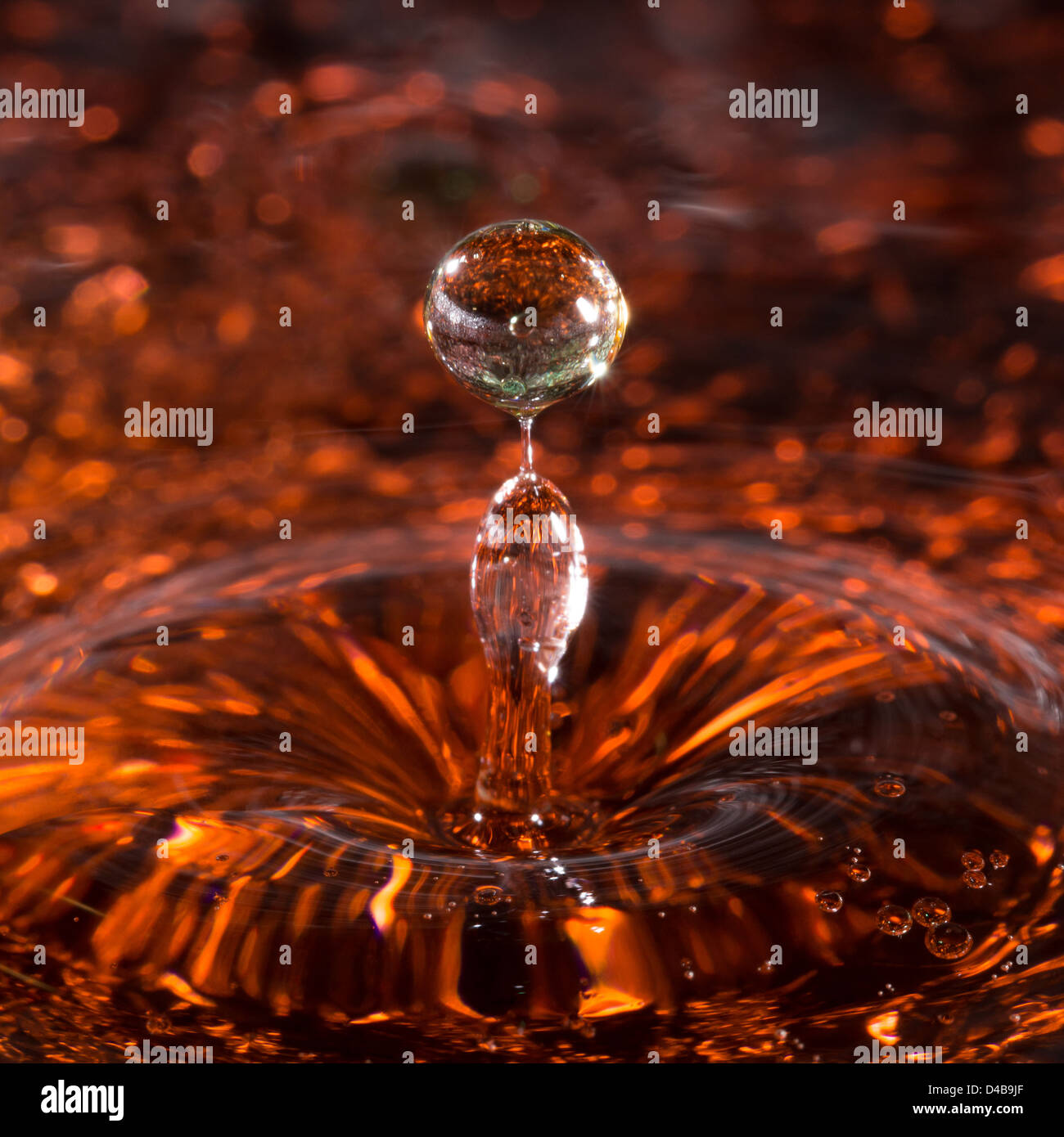 Gota de agua , el agua splash, gotas de agua coloreada Foto de stock
