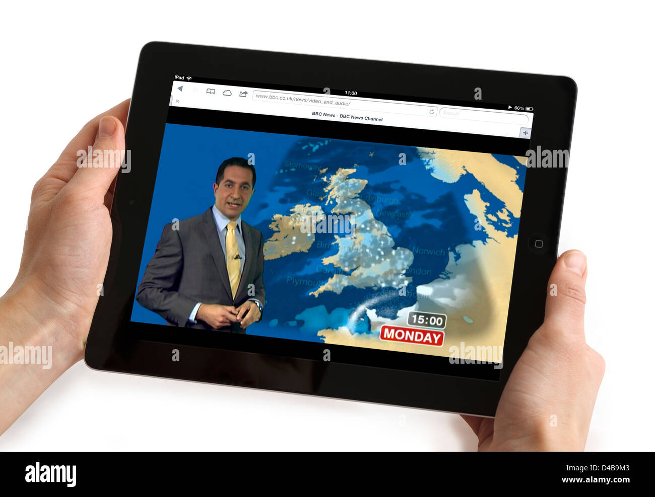 Viendo la previsión del tiempo en el sitio web del canal de noticias de la BBC en un Apple iPad 4 Foto de stock