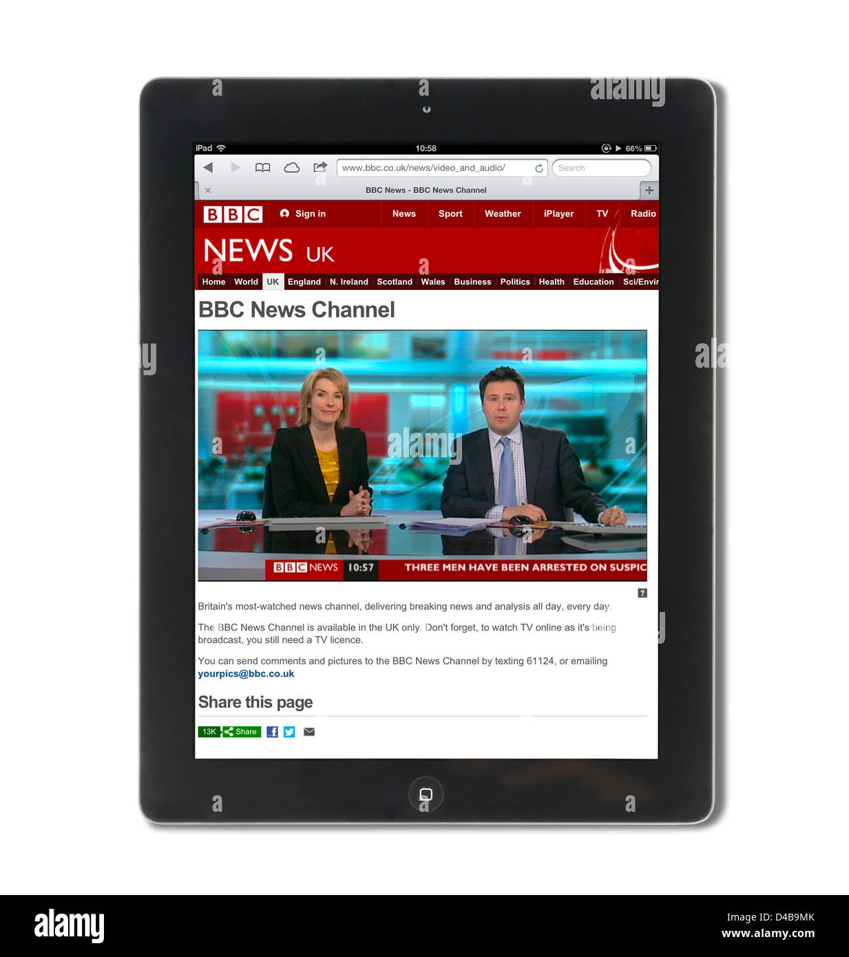 Viendo las noticias en vivo en el sitio web del canal de noticias de la BBC en un Apple iPad 4 Foto de stock