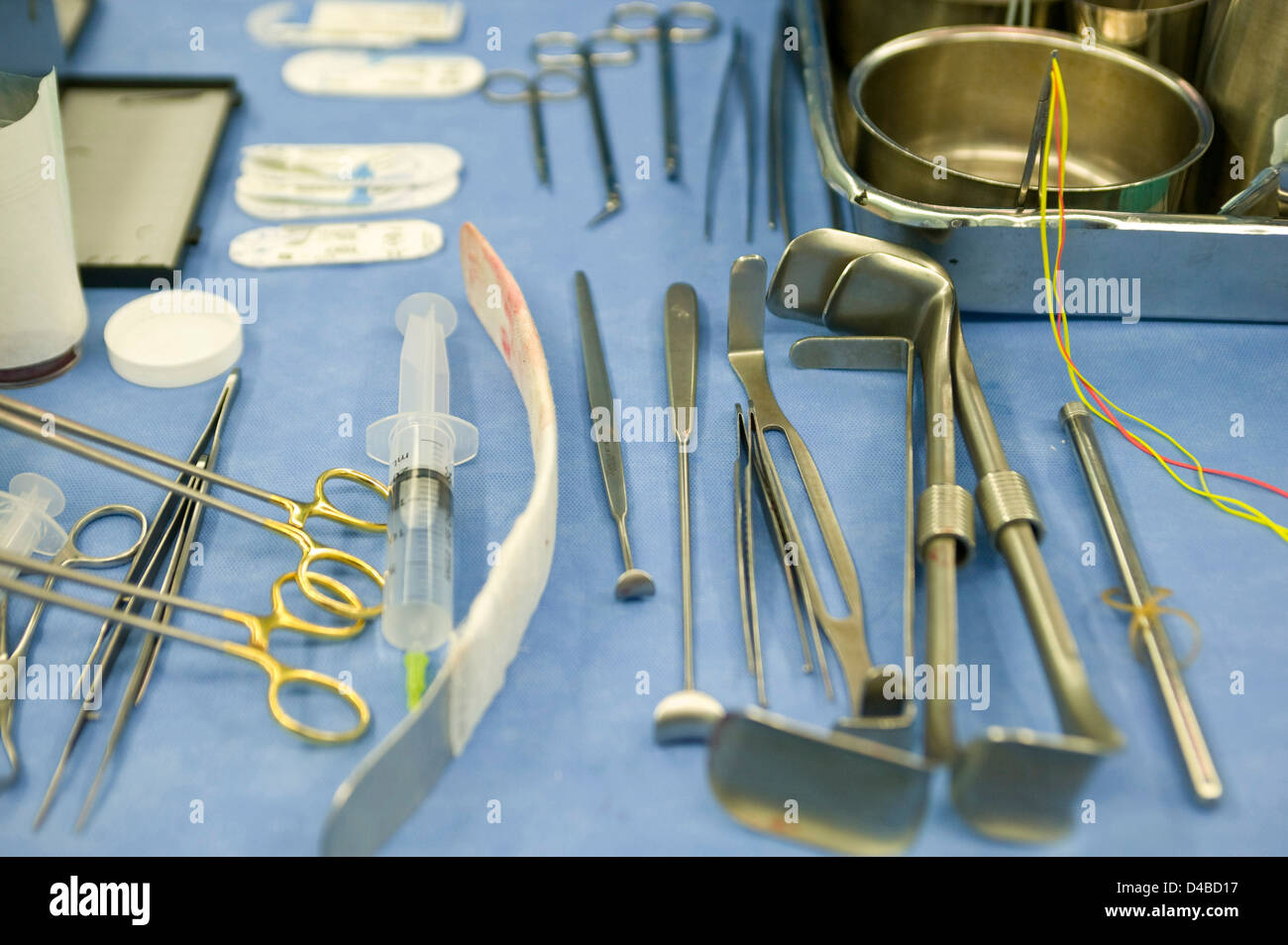 Una bandeja mixta de equipo quirúrgico. Foto de stock