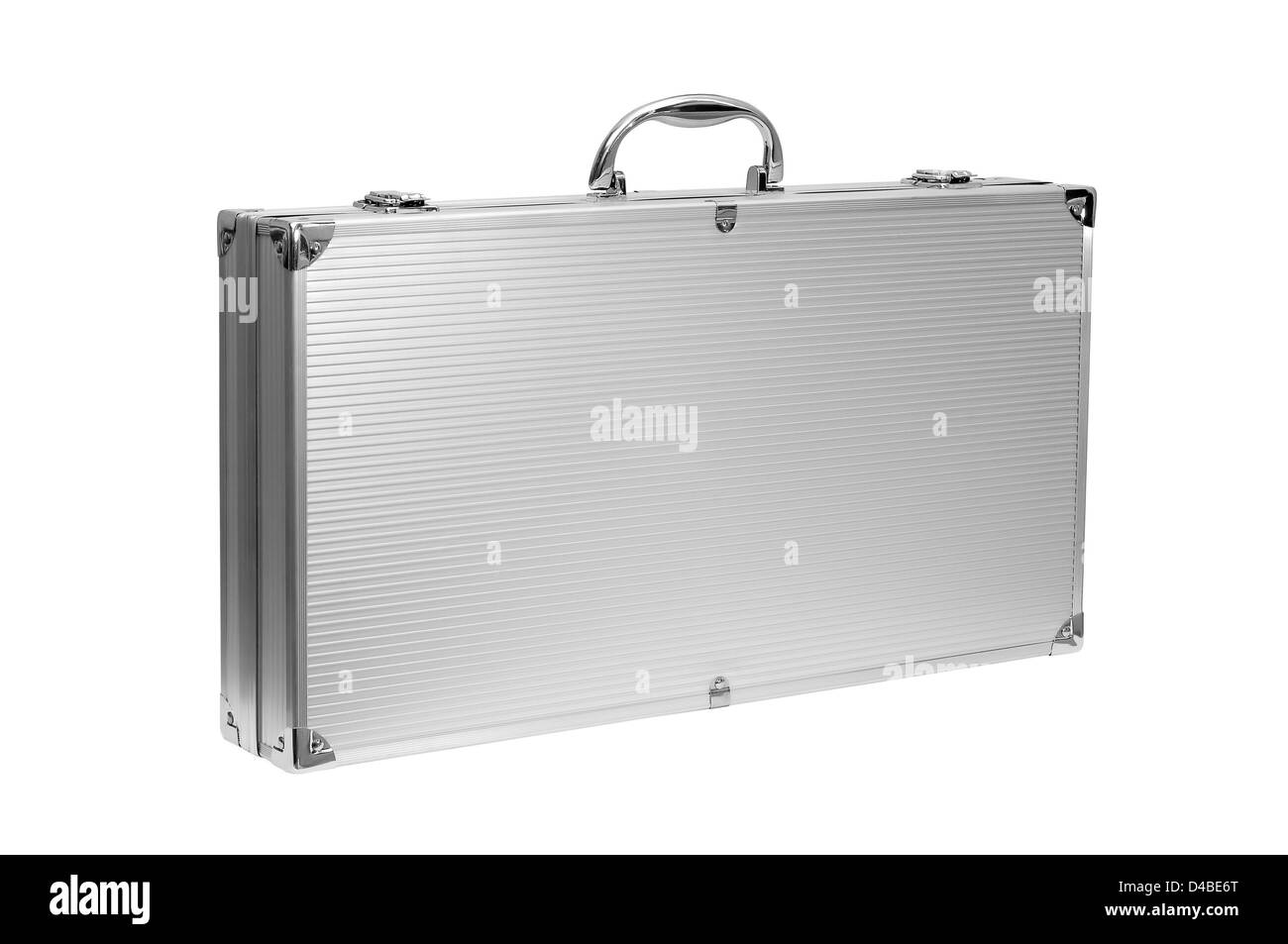La maleta de metal es fotografiado sobre un fondo blanco. Foto de stock