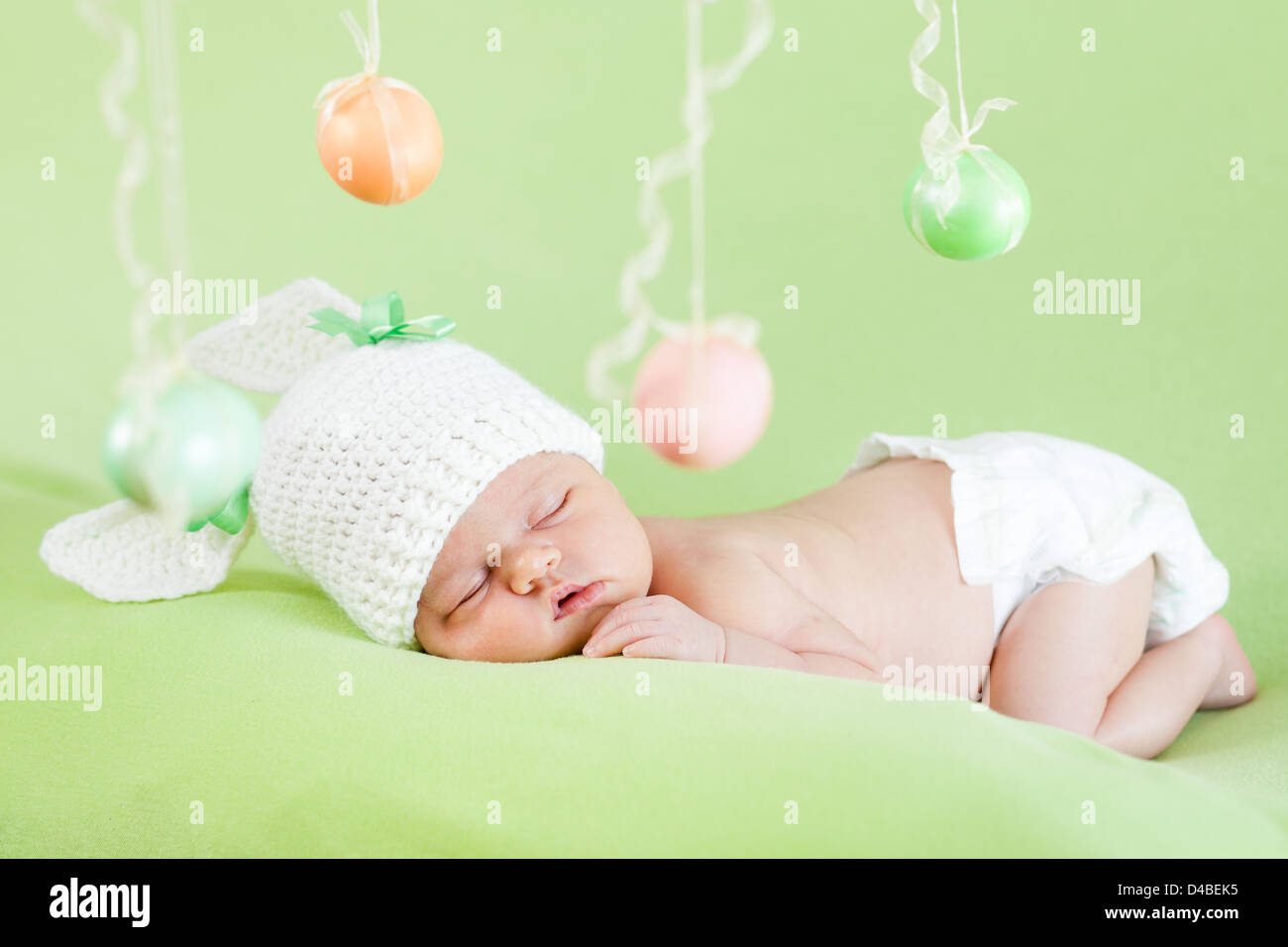 Bebé recién nacido vestido de conejito de Pascua cap Fotografía de stock -  Alamy
