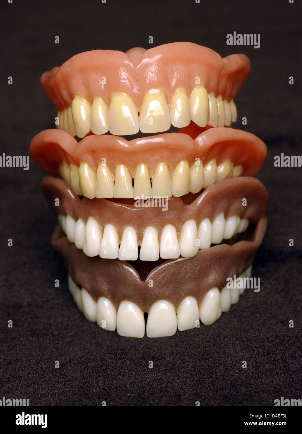 Las dentaduras postizas o los dientes postizos realizados sobre la base de  acrílico acrílico o dentaduras dientes montados de cerámica hecha por  persona permanecer en Fotografía de stock - Alamy