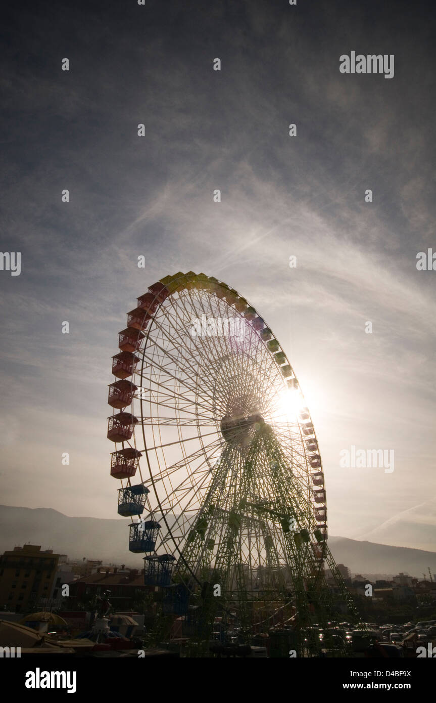 Noria ferris fun fair ride ruedas anochecer bigwheel bigwheels ferias feria ferias sunset ferriswheel ferriswheels Foto de stock