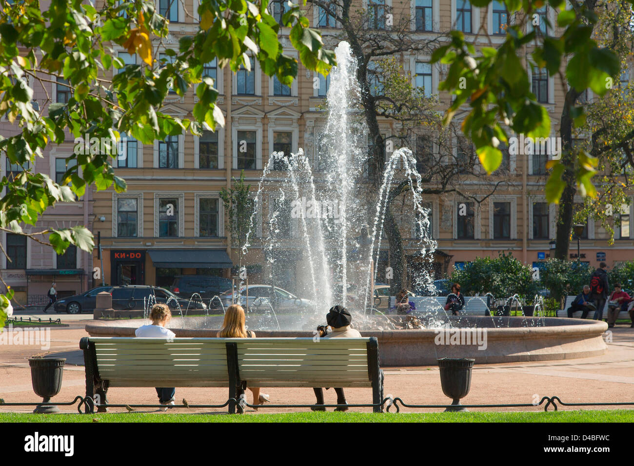 Plaza pública en San Petersburgo. Foto de stock