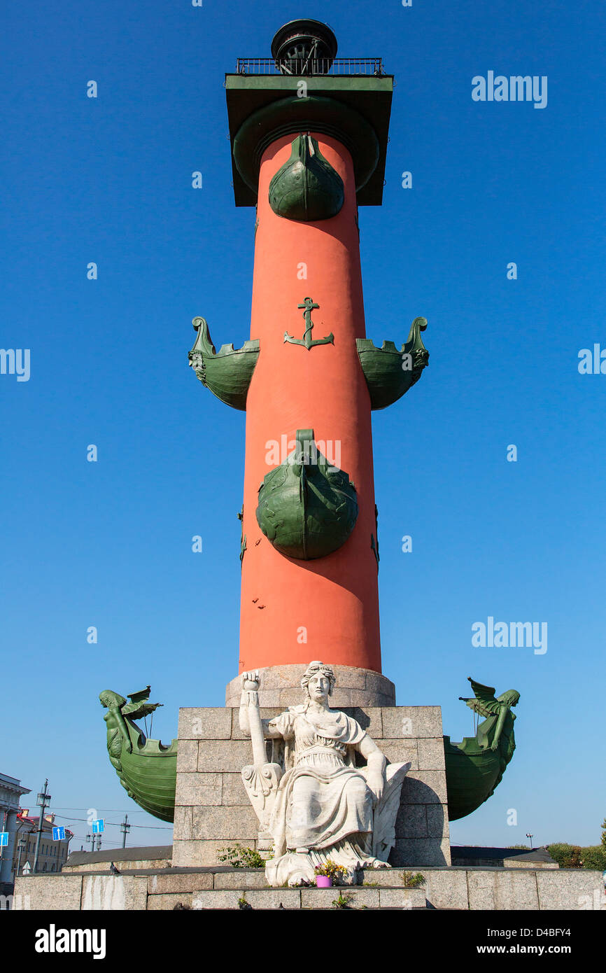 San Petersburgo, la isla de Vasilevsky, columnas rostrales erigidos en ambos lados de la Bolsa Foto de stock