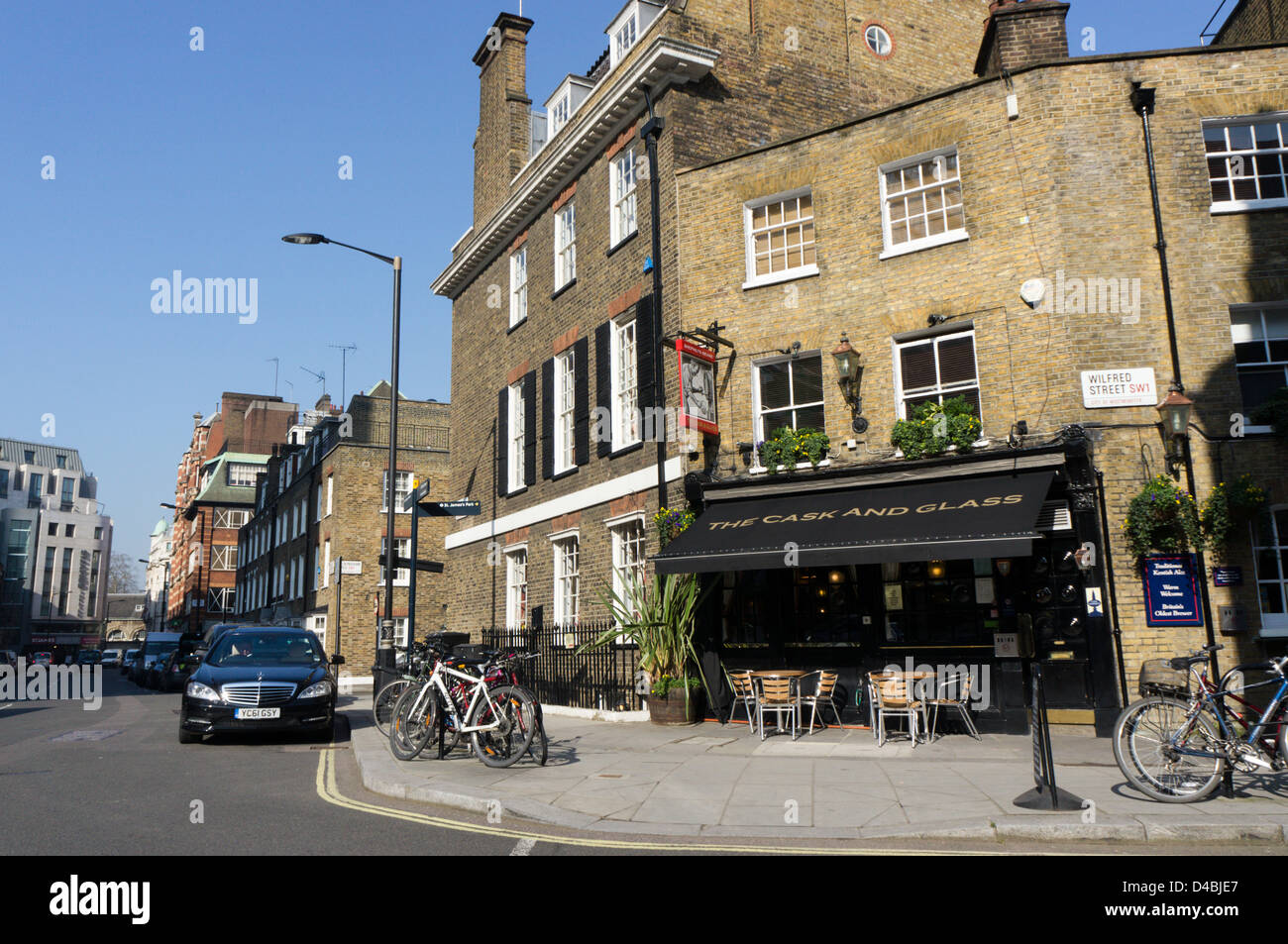 La barrica y vidrio public house en Victoria, Londres. Foto de stock