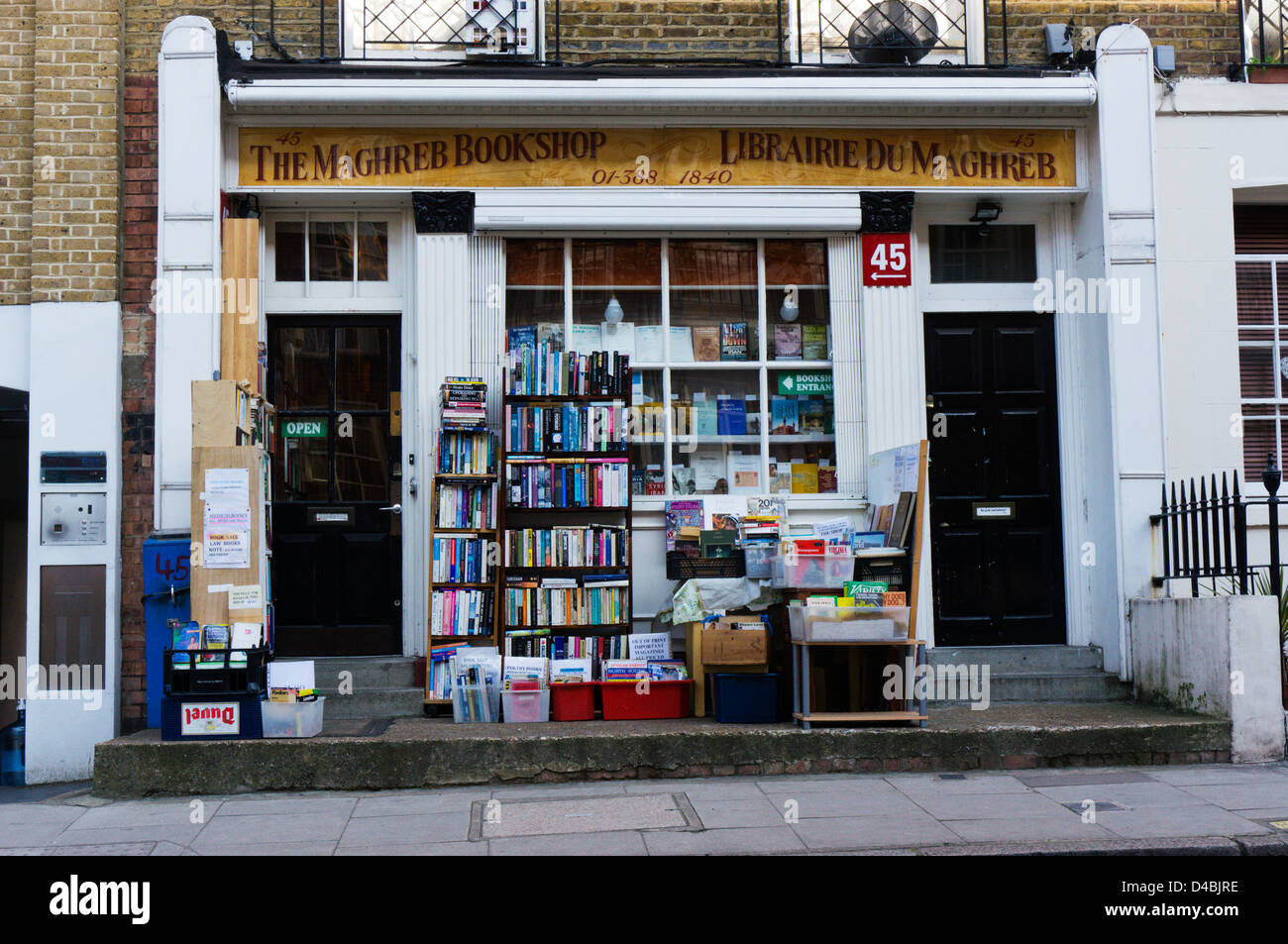 Libros apilados en estantes fuera de la librería del Magreb en Burton Street, Bloomsbury de Londres. Foto de stock