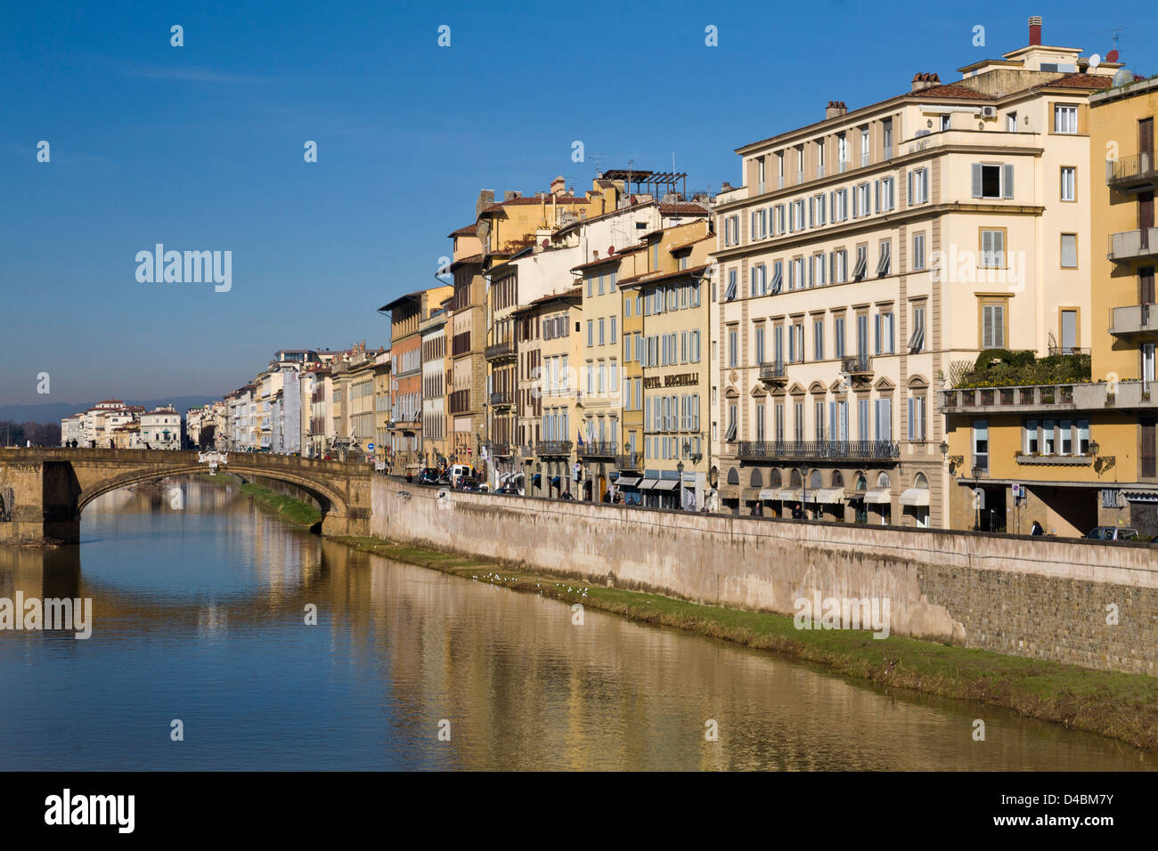 Ver a lo largo del fiume Arno hacia el Ponte Santa Trinita de Ponte Vecchio, Florencia, Italia. Foto de stock