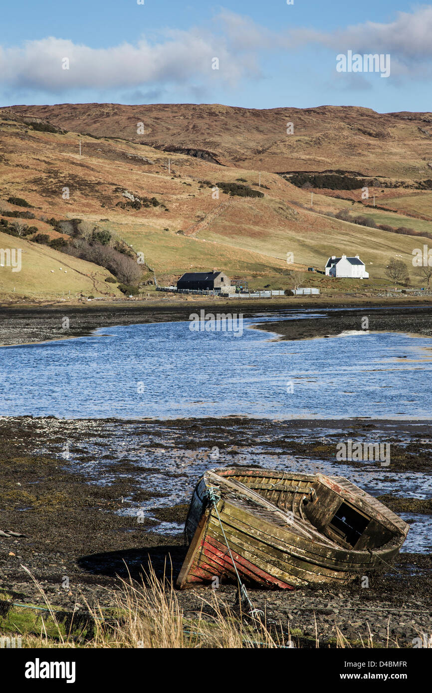 Barcas varadas en el Loch Harport por Carbost en la Isla de Skye, en Escocia. Foto de stock