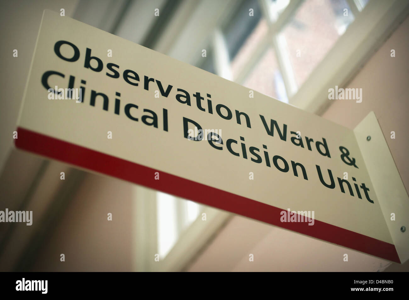Signo del Hospital Ward y observación de la unidad de toma de decisiones clínicas Foto de stock