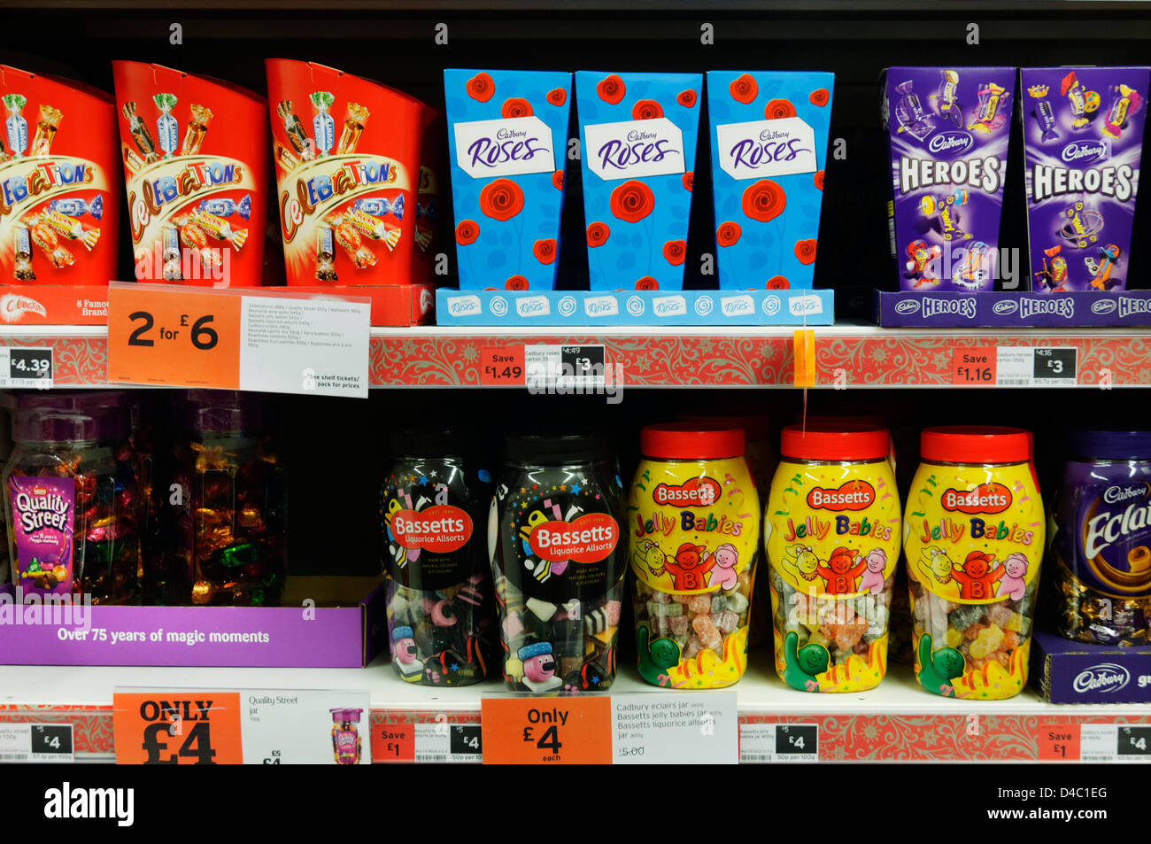 Cajas de bombones en los estantes de los supermercados Sainsbury's en