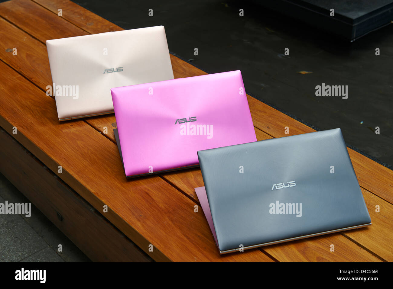 El ASUS Zenbook, un portátil ultrafino con un acabado metálico, altavoces estéreo, y teclas Fotografía de - Alamy