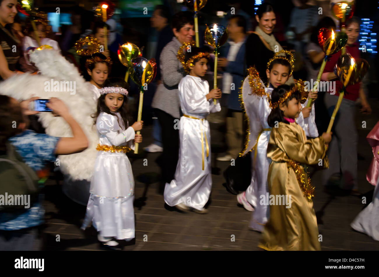 Personas en desfile disfrazados de angeles fotografías e imágenes de alta  resolución - Alamy