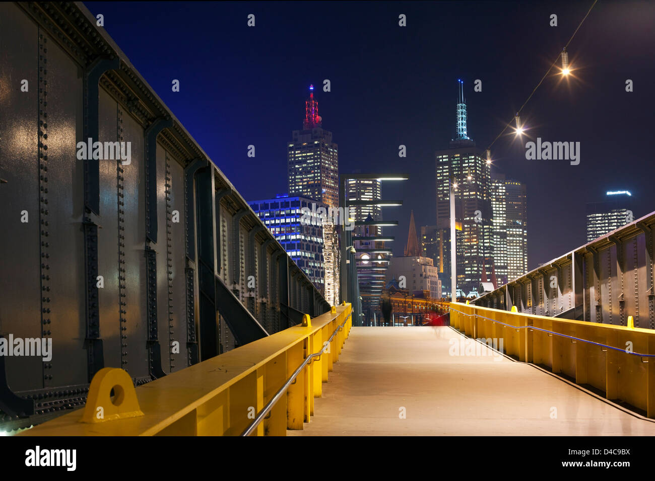 Sandbridge Bridge de noche con vistas al horizonte de la ciudad de fondo. Melbourne, Victoria, Australia Foto de stock