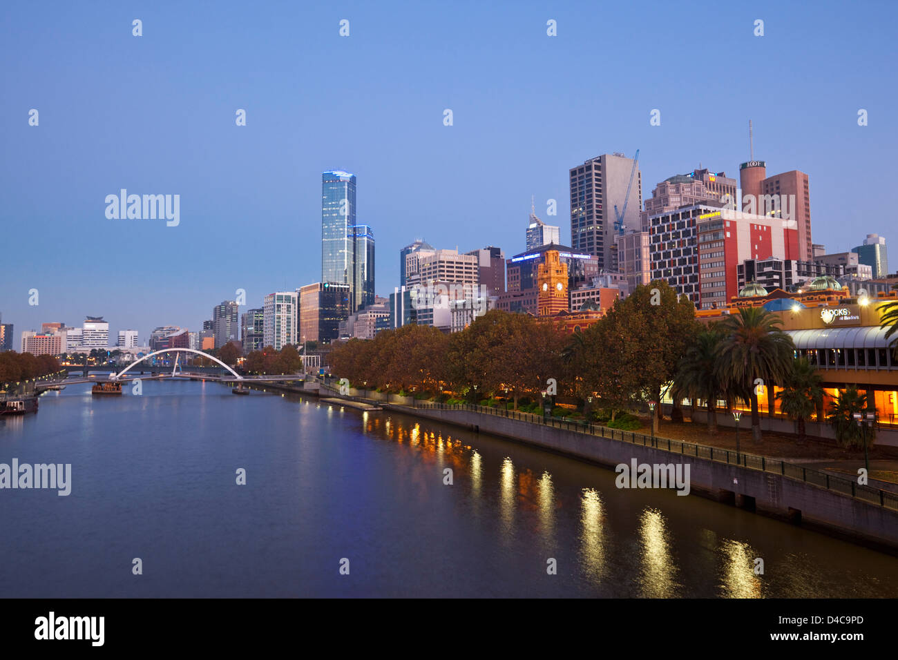 Río Yarra y el horizonte de la ciudad al atardecer. Melbourne, Victoria, Australia Foto de stock