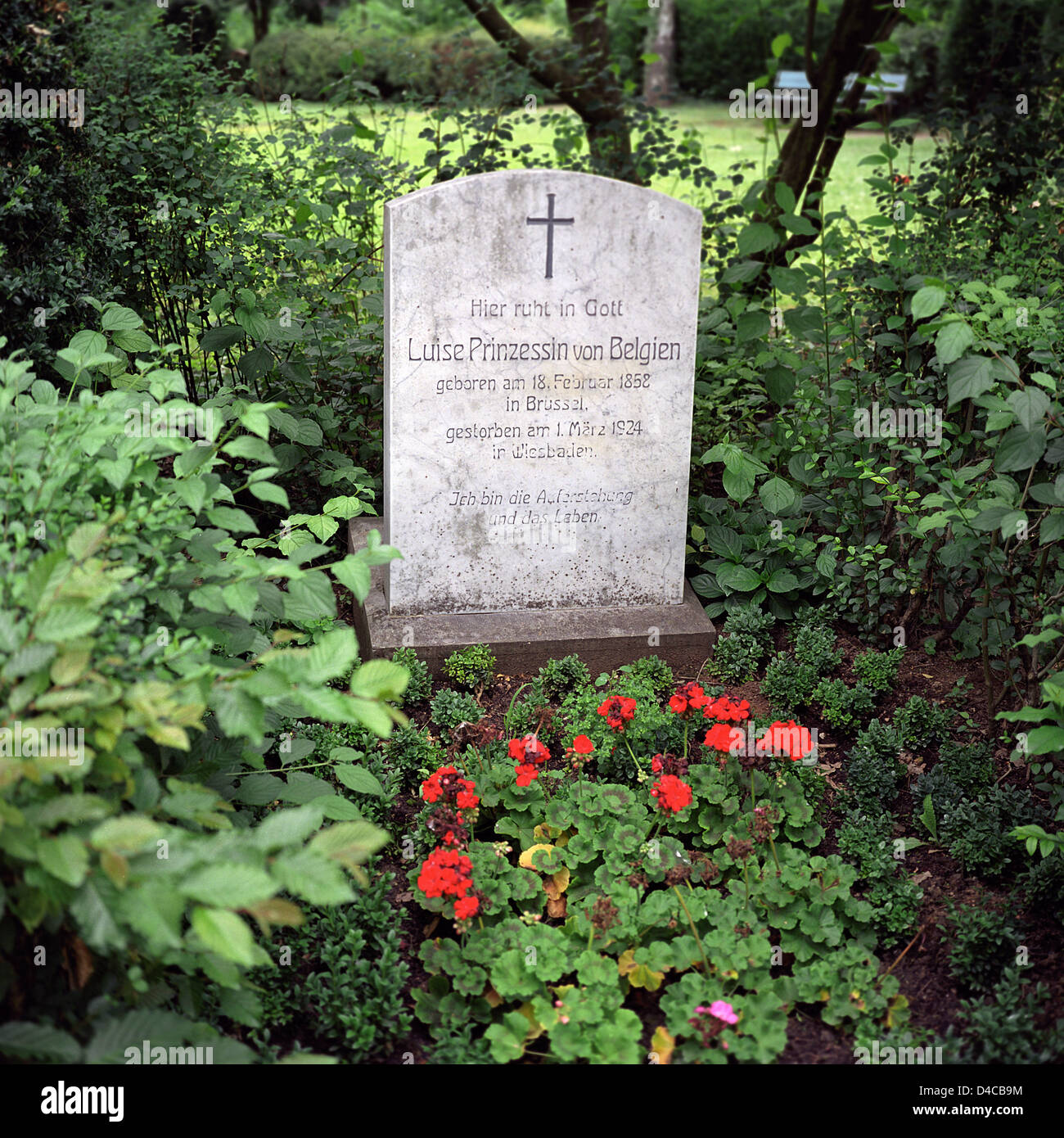 La lápida y la tumba de la Princesa de Bélgica, la Princesa Luise de Sajonia Coburgo y Gotha se muestren en el cementerio del Sur en Wiesbaden, Alemania, el 01 de julio de 2007. Foto: Stefan Haehnsen Foto de stock