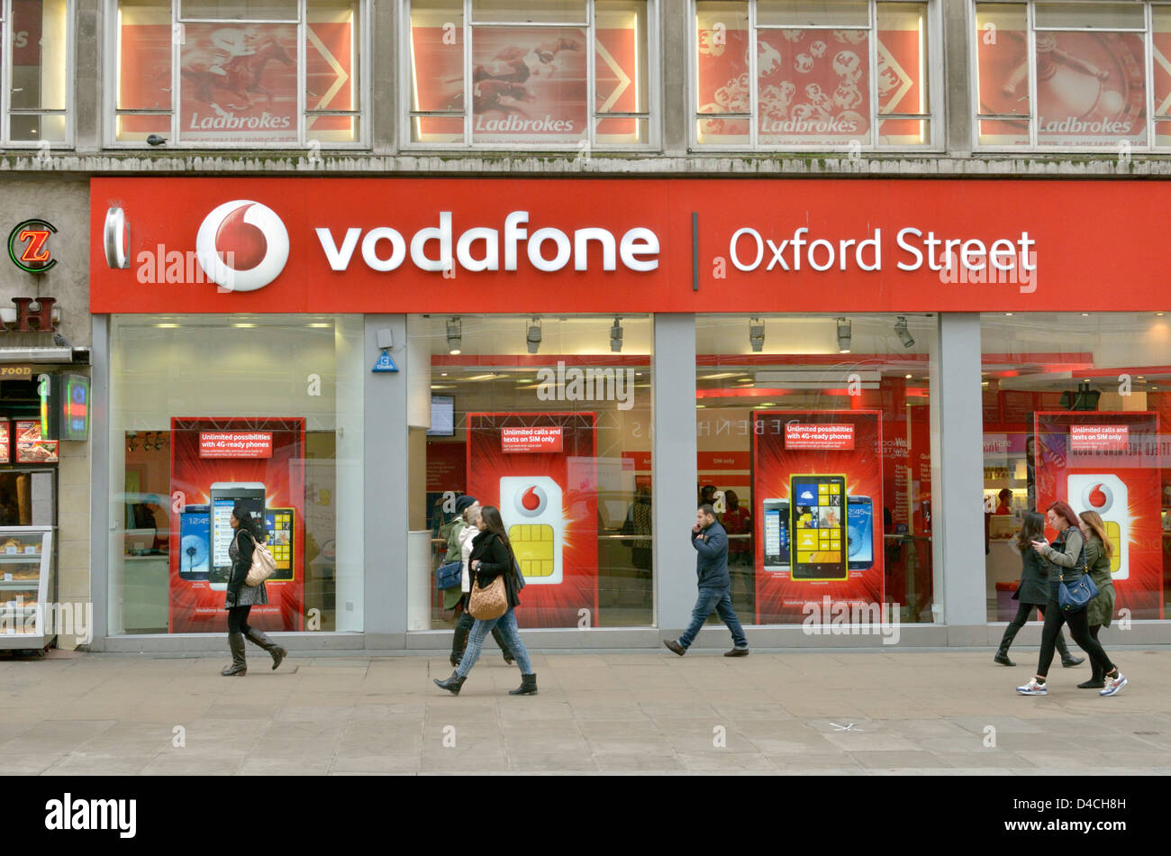 Tienda de teléfonos móviles Vodafone en Oxford Street, Londres, Reino Unido  Fotografía de stock - Alamy