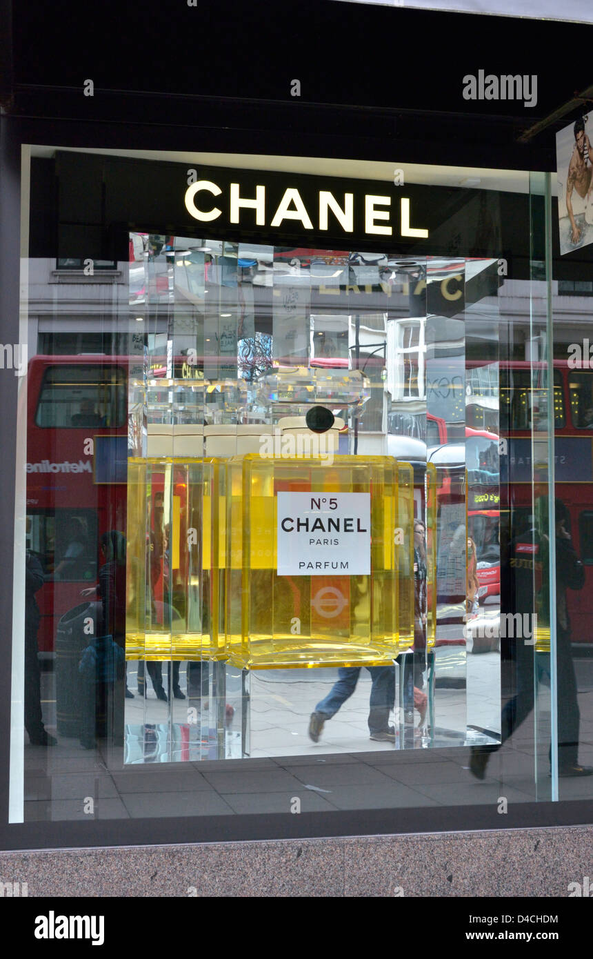 Frasco de perfume Chanel gigante en un escaparate Fotografía de stock -  Alamy
